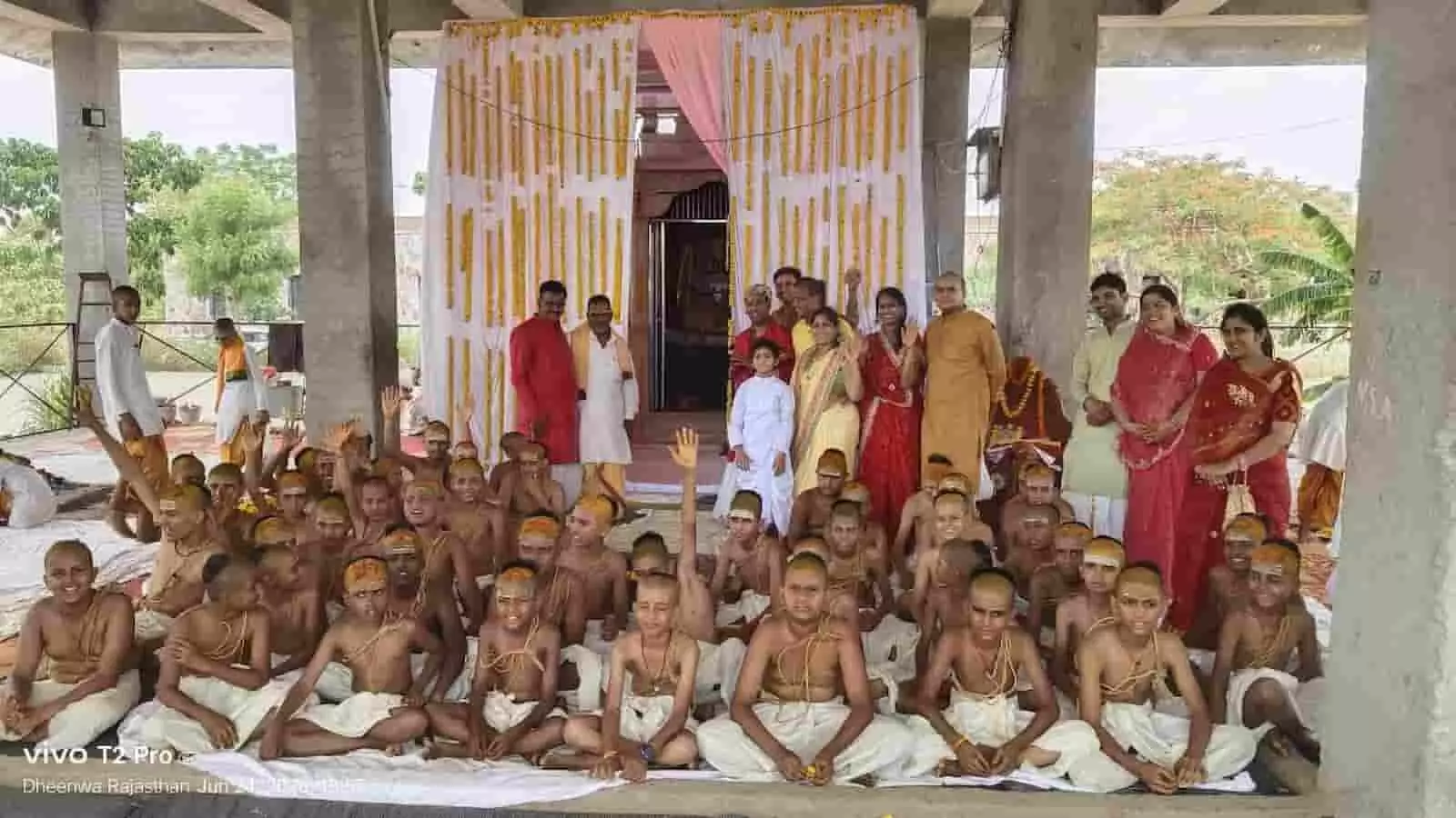 कल्याण लोक की यज्ञशाला में उपनयन संस्कार के बाद बैठे नवप्रवेशित बटुक और कल्लाजी वेदपीठ के आचार्य। कल्याण लोक की यज्ञशाला में उपनयन संस्कार के बाद बैठे नवप्रवेशित बटुक और कल्लाजी वेदपीठ के आचार्य।