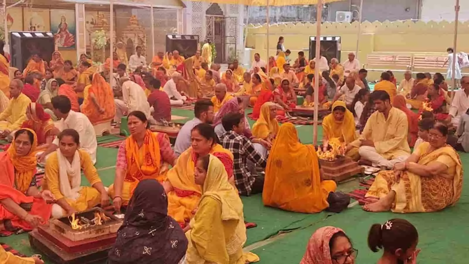 गायत्री शक्तिपीठ में आयोजित गायत्री महायज्ञ के दौरान यज्ञ कुंड के सामने बैठकर आहुति देते हुए श्रद्धालु। गायत्री शक्तिपीठ में आयोजित गायत्री महायज्ञ के दौरान यज्ञ कुंड के सामने बैठकर आहुति देते हुए श्रद्धालु।