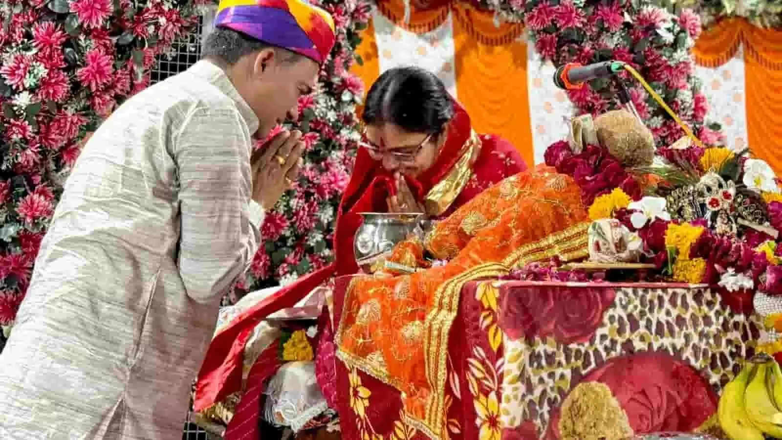 घोसुण्डा के पाल का बालाजी स्थान पर श्रीमद्भागवत कथा समापन पर कथा वाचक रिया व्यास के समक्ष हाथ जोड़कर नमन करते विधायक चंद्रभान सिंह आक्या। घोसुण्डा के पाल का बालाजी स्थान पर श्रीमद्भागवत कथा समापन पर कथा वाचक रिया व्यास के समक्ष हाथ जोड़कर नमन करते विधायक चंद्रभान सिंह आक्या।