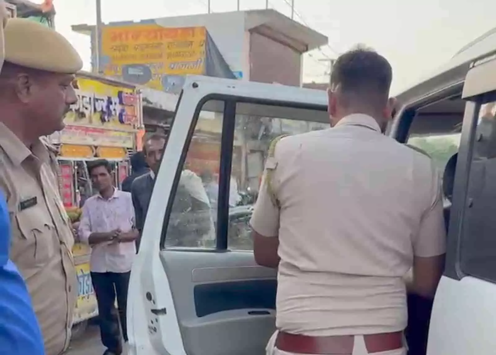 यातायात नियमों के उल्लंघन पर पुलिस सख्त: आकोला में वाहनों से हटवाई अवैध ब्लैक फिल्म