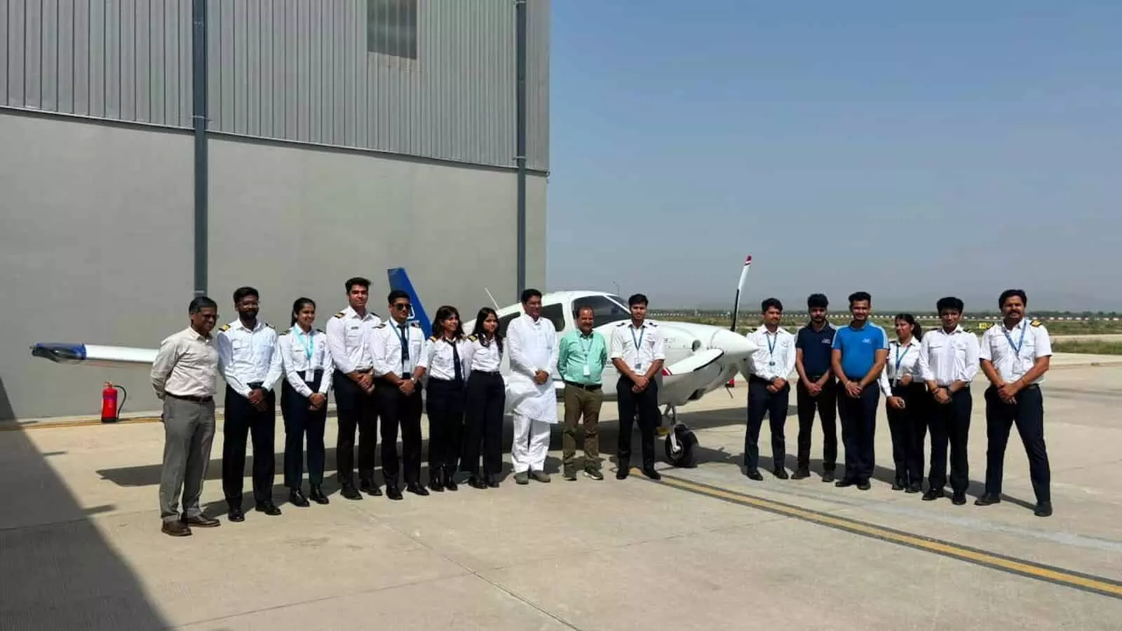 जल संसाधन मंत्री सुरेश सिंह रावत किशनगढ़ एयरपोर्ट की एविएशन अकैडमी में प्रशिक्षुओं के साथ मौजूद हैं। जल संसाधन मंत्री सुरेश सिंह रावत किशनगढ़ एयरपोर्ट की एविएशन अकैडमी में प्रशिक्षुओं के साथ मौजूद हैं।
