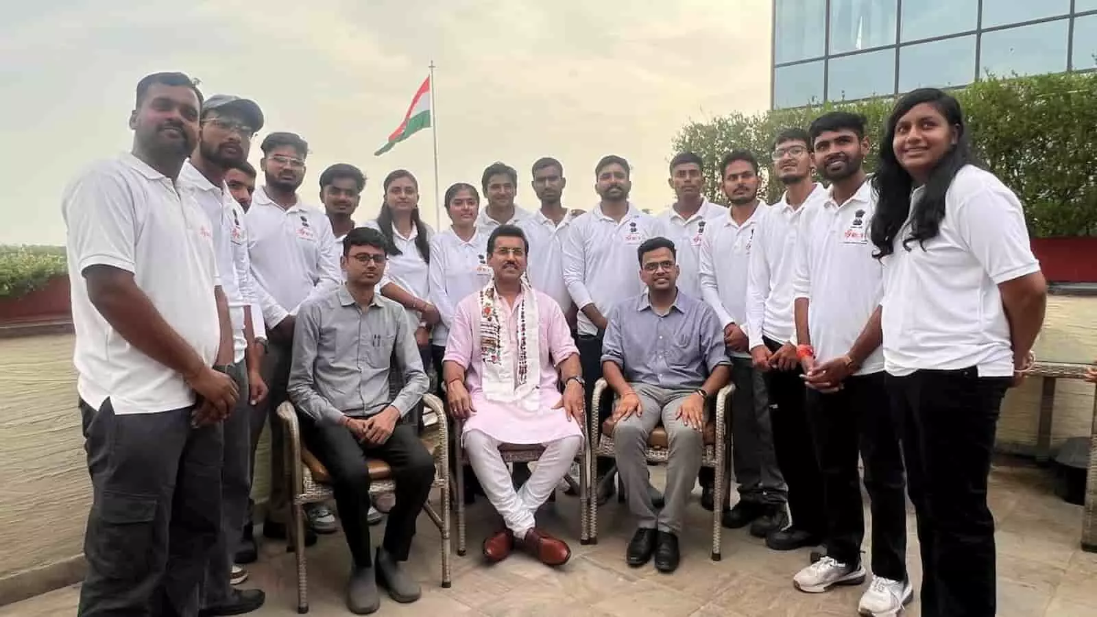जयपुर में खेल मंत्री के साथ विकसित भारत वाइब्रेंट विलेज कार्यक्रम के युवा स्वयंसेवक। जयपुर में खेल मंत्री के साथ विकसित भारत वाइब्रेंट विलेज कार्यक्रम के युवा स्वयंसेवक।