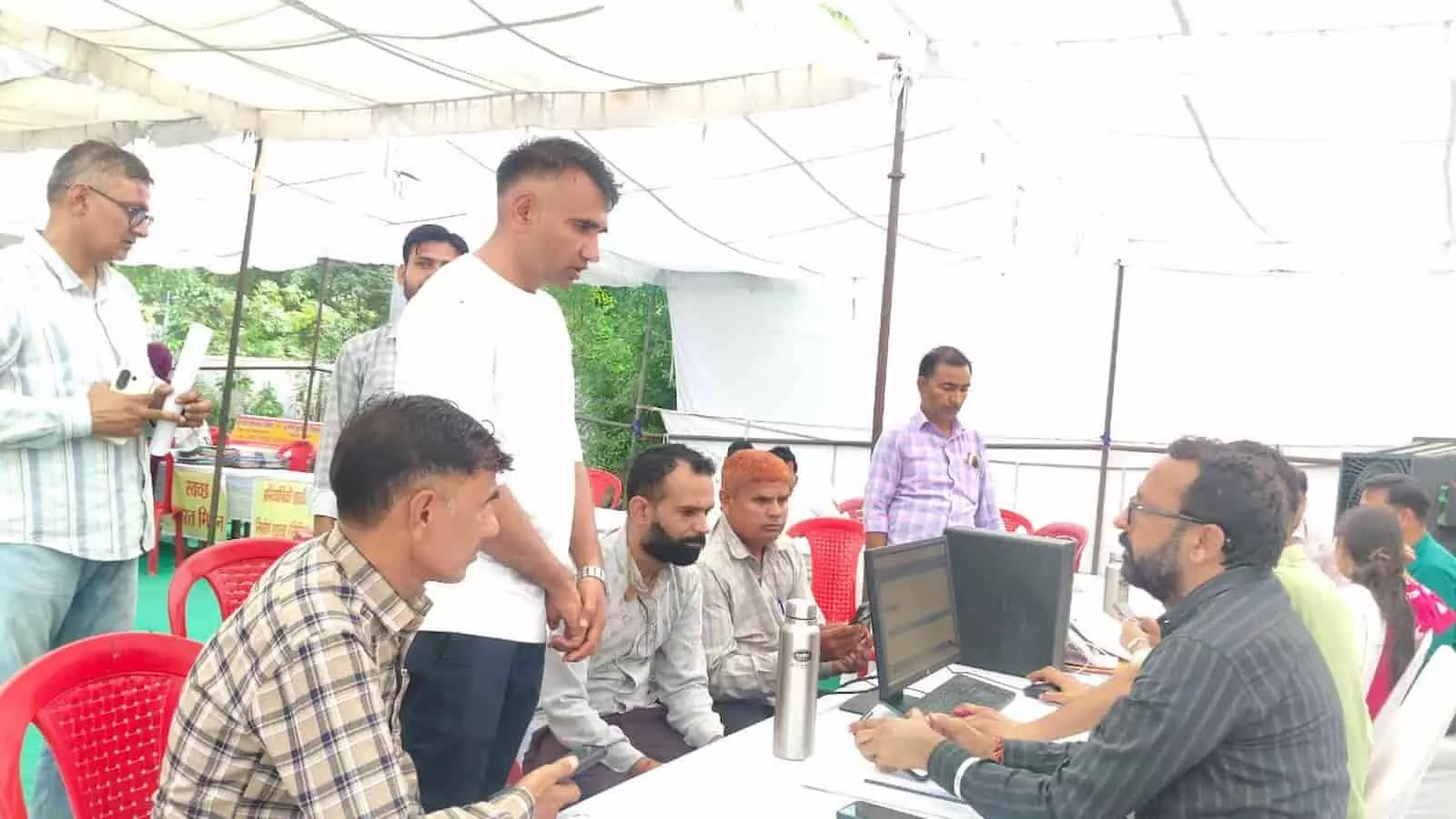 तस्वीर में नगर परिषद आयुक्त दलीप पूनिया सवाई माधोपुर में आयोजित शहरी सेवा शिविर में स्थानीय नागरिकों की समस्याएं सुनते हुए दिख रहे हैं। तस्वीर में नगर परिषद आयुक्त दलीप पूनिया सवाई माधोपुर में आयोजित शहरी सेवा शिविर में स्थानीय नागरिकों की समस्याएं सुनते हुए दिख रहे हैं।
