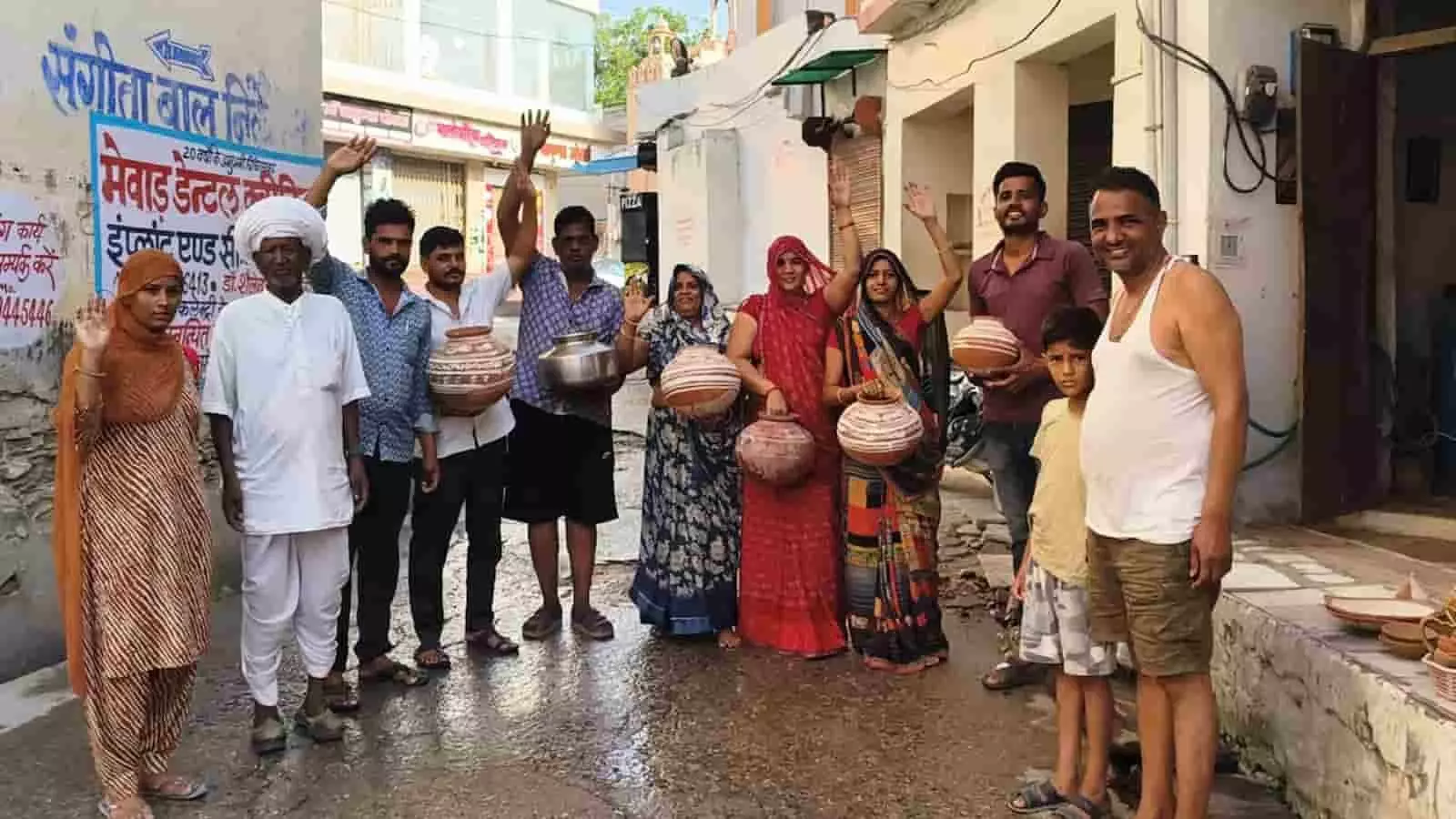 सूरजपोल में पेयजल संकट के खिलाफ हाथों में खाली मटके लेकर प्रदर्शन करते स्थानीय ग्रामीण और महिलाएं। सूरजपोल में पेयजल संकट के खिलाफ हाथों में खाली मटके लेकर प्रदर्शन करते स्थानीय ग्रामीण और महिलाएं।