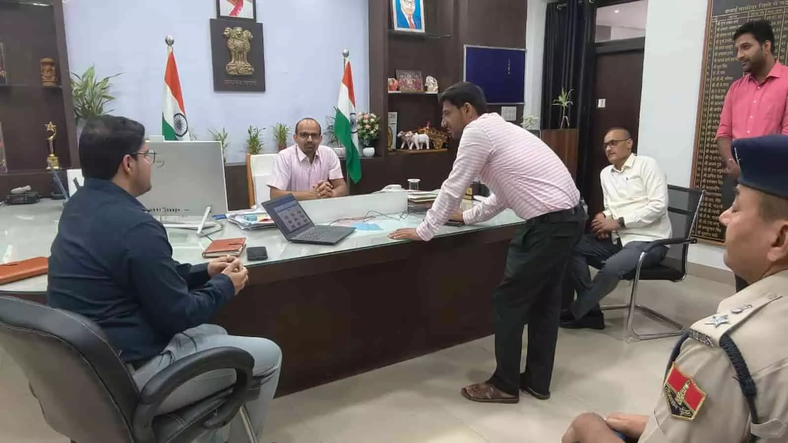 तस्वीर में जिला कलेक्टर काना राम और अन्य प्रशासनिक अधिकारी सवाई माधोपुर में वरिष्ठ नागरिक तीर्थ यात्रा के लाभार्थियों के चयन के लिए लॉटरी प्रक्रिया संचालित करते हुए। तस्वीर में जिला कलेक्टर काना राम और अन्य प्रशासनिक अधिकारी सवाई माधोपुर में वरिष्ठ नागरिक तीर्थ यात्रा के लाभार्थियों के चयन के लिए लॉटरी प्रक्रिया संचालित करते हुए।
