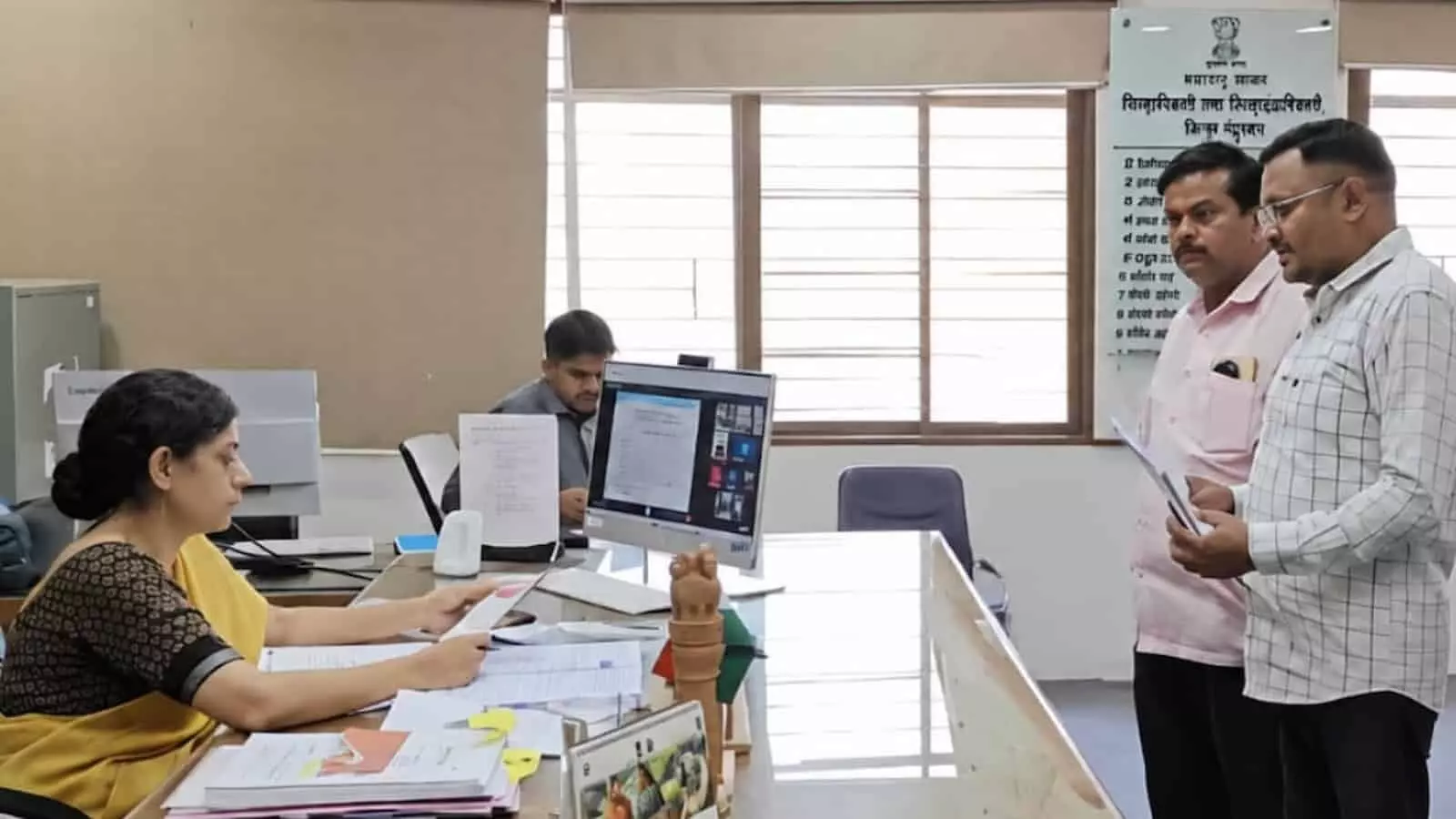 जिलाधिकारी कार्यालय में माळीवाड़ा के नागरिकों से ज्ञापन स्वीकार कर चर्चा करतीं जिलाधिकारी मिताली सेठी। जिलाधिकारी कार्यालय में माळीवाड़ा के नागरिकों से ज्ञापन स्वीकार कर चर्चा करतीं जिलाधिकारी मिताली सेठी।