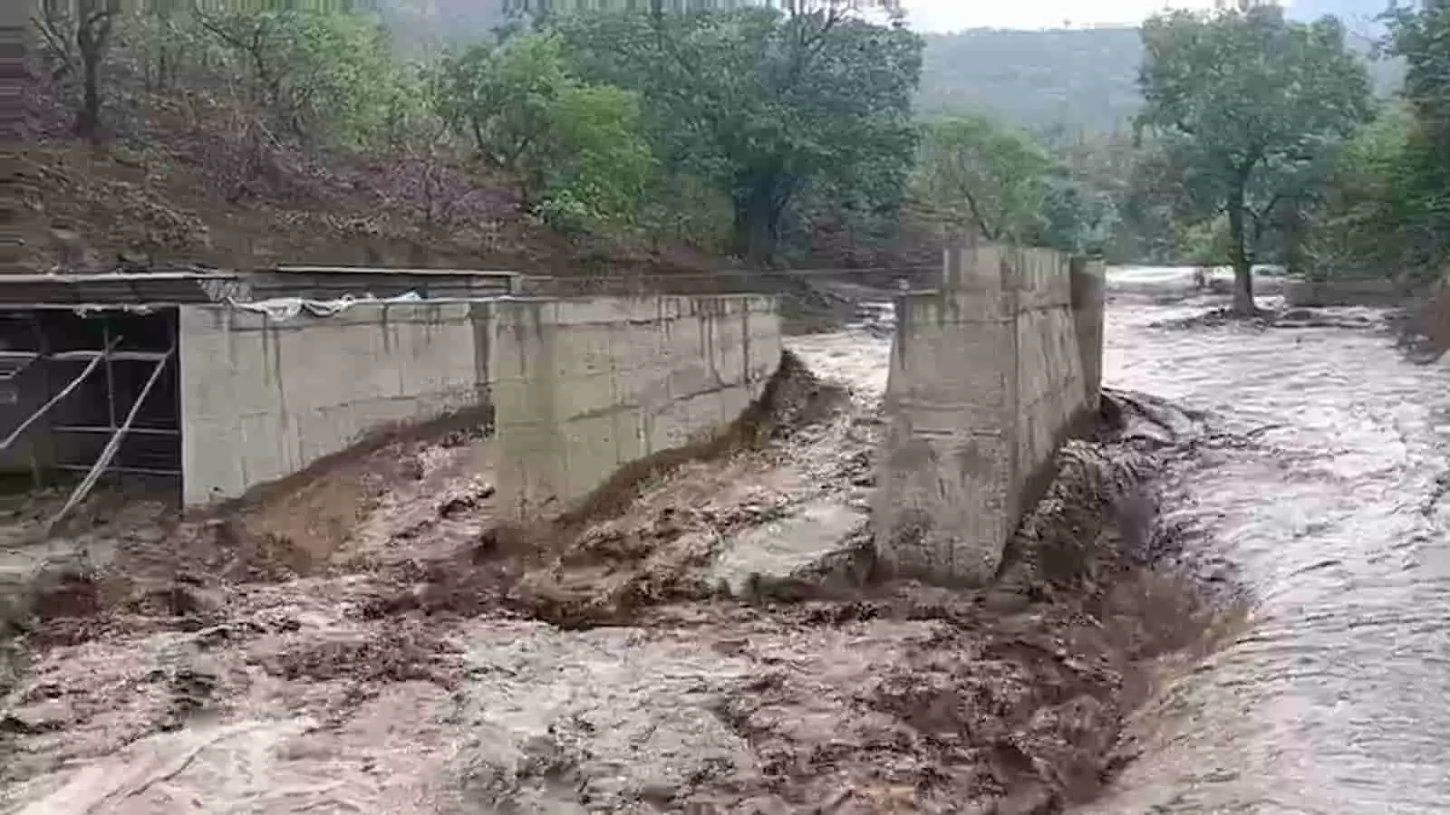 तळोदा के खर्डी खुर्द में बारिश के बाद उफनते नाले के बीच बना आधा अधूरा कंक्रीट का पुल। तळोदा के खर्डी खुर्द में बारिश के बाद उफनते नाले के बीच बना आधा अधूरा कंक्रीट का पुल।