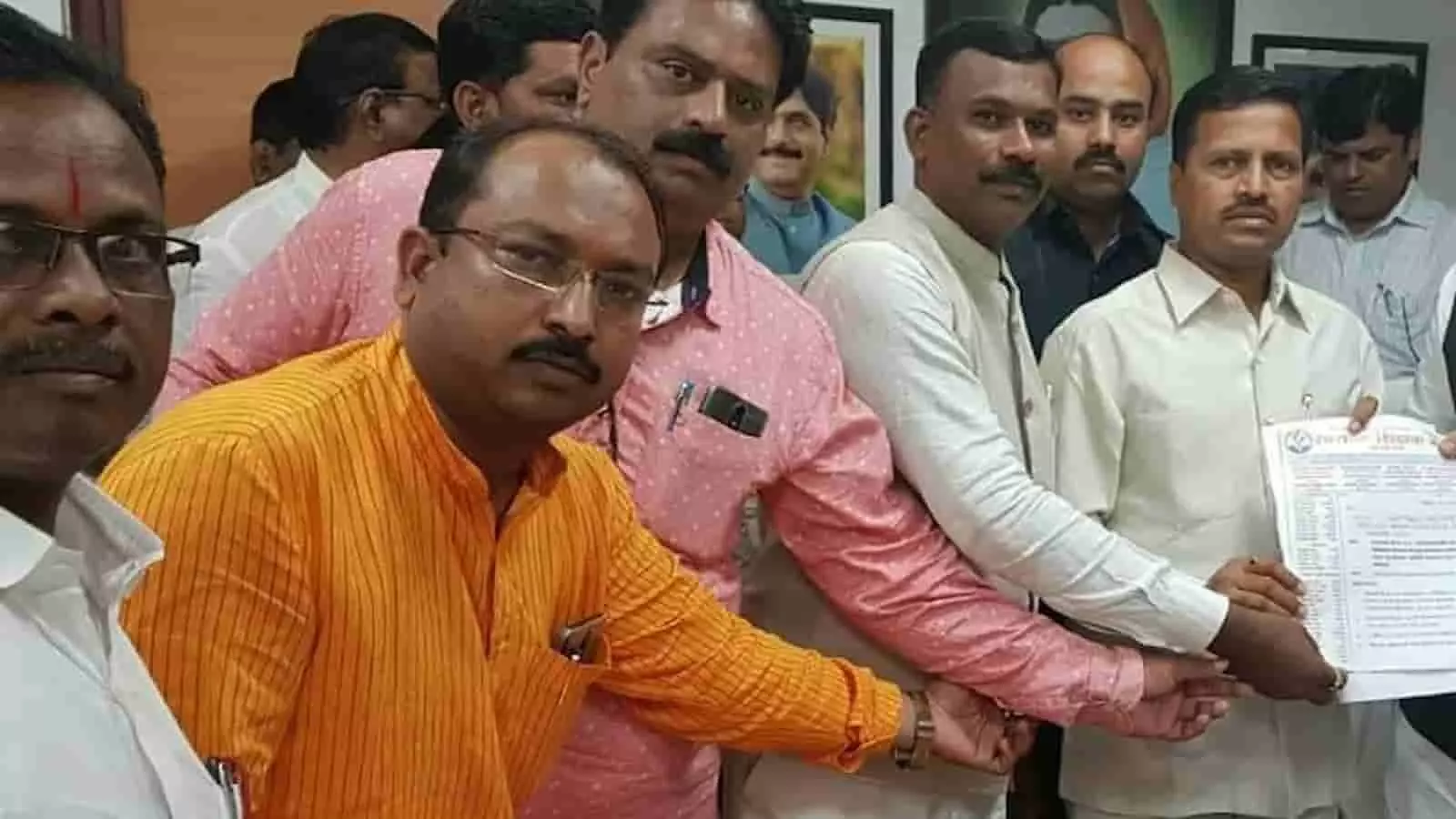 कार्यालय में स्वराज्य शिक्षक संगठन के पदाधिकारी विधायक विक्रम काले को ज्ञापन सौंपते हुए। कार्यालय में स्वराज्य शिक्षक संगठन के पदाधिकारी विधायक विक्रम काले को ज्ञापन सौंपते हुए।