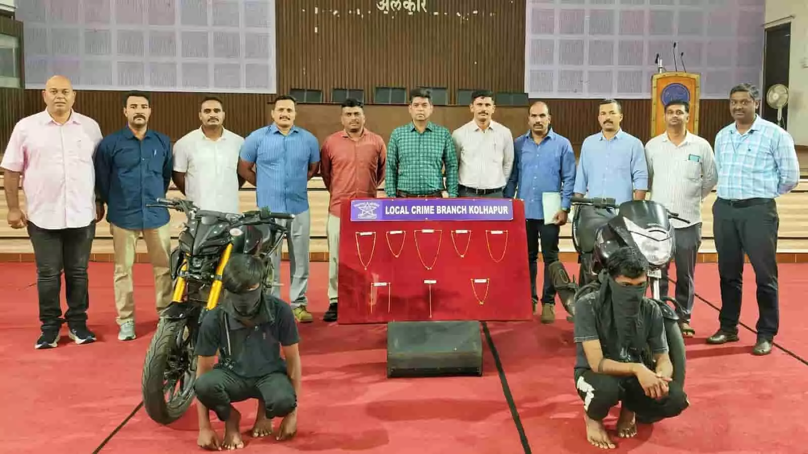 कोल्हापुर पुलिस टीम के साथ खड़े दो आरोपी और टेबल पर रखे चोरी के सोने के आभूषण व मोटरसाइकिलें।