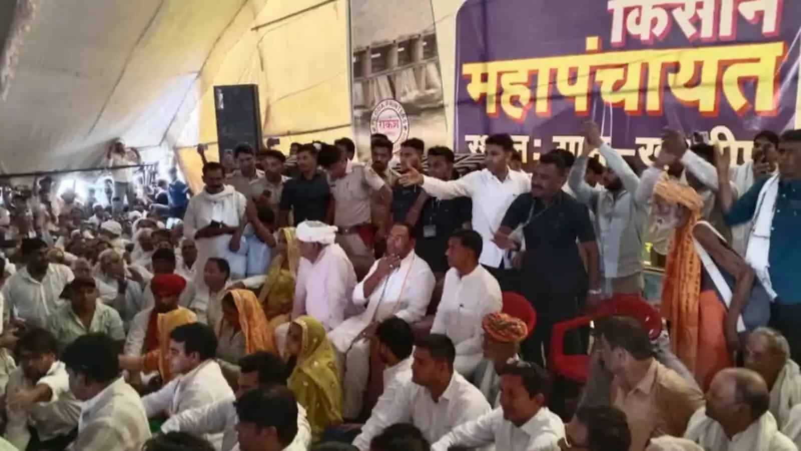 सवाई माधोपुर के खंडीप में आयोजित किसान महापंचायत में नेताओं के साथ बैठे ग्रामीण और आंदोलनकारी किसान सवाई माधोपुर के खंडीप में आयोजित किसान महापंचायत में नेताओं के साथ बैठे ग्रामीण और आंदोलनकारी किसान