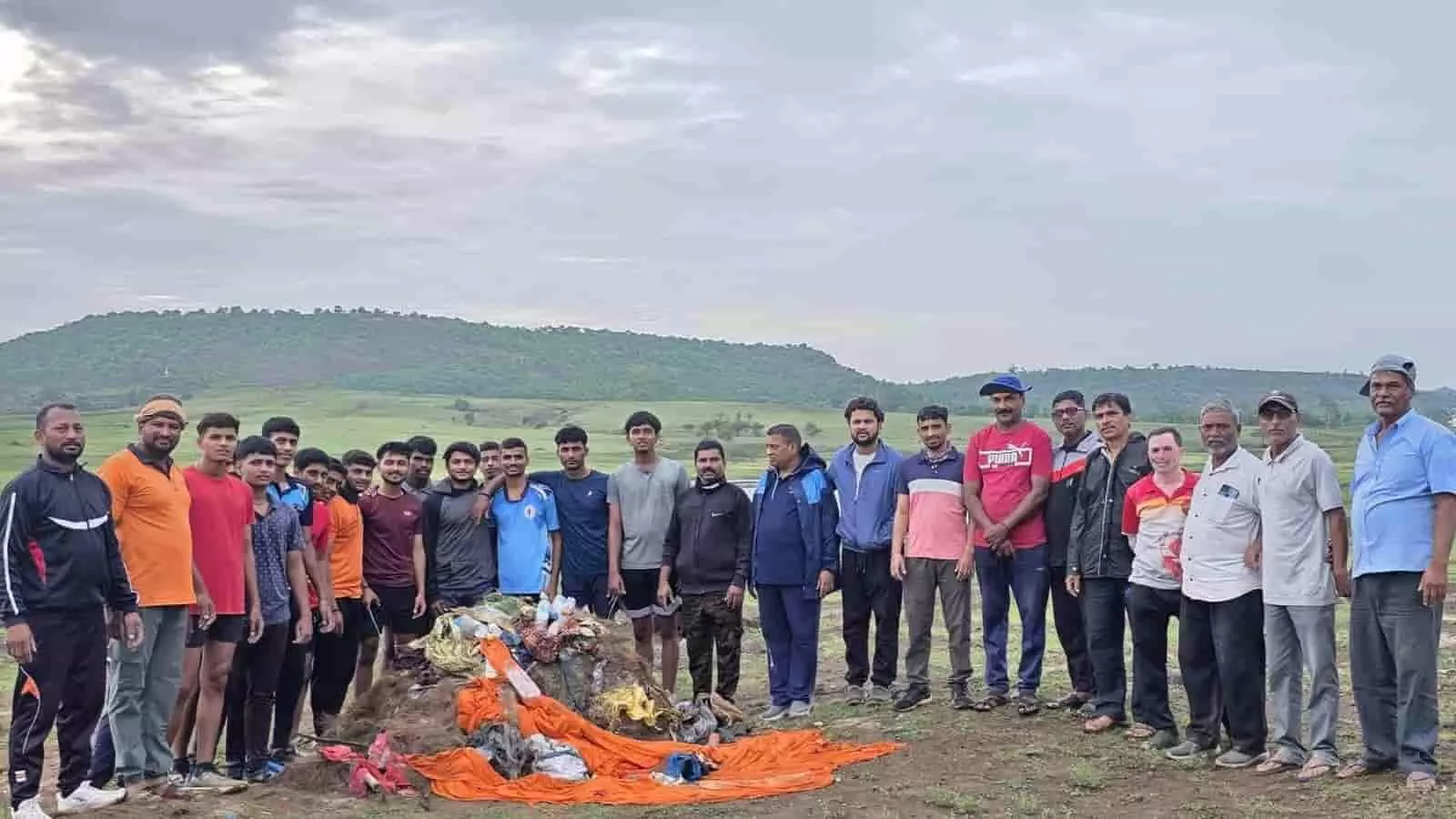 तस्वीर में सरपिराजीराव तलाव की सफाई करने वाले मुरगूड के युवा और सामाजिक कार्यकर्ता दिख रहे हैं।