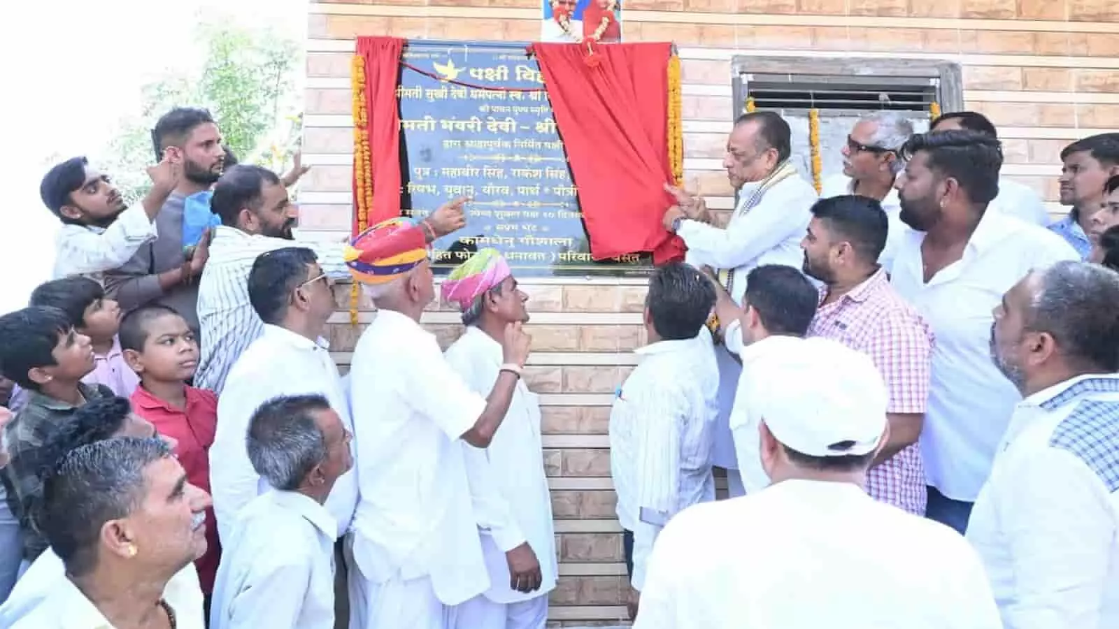 बसंत ग्राम में कैबिनेट मंत्री जोराराम कुमावत ग्रामीणों की उपस्थिति में शिलापट्ट से लाल पर्दा हटाकर उद्घाटन कर रहे हैं। बसंत ग्राम में कैबिनेट मंत्री जोराराम कुमावत ग्रामीणों की उपस्थिति में शिलापट्ट से लाल पर्दा हटाकर उद्घाटन कर रहे हैं।