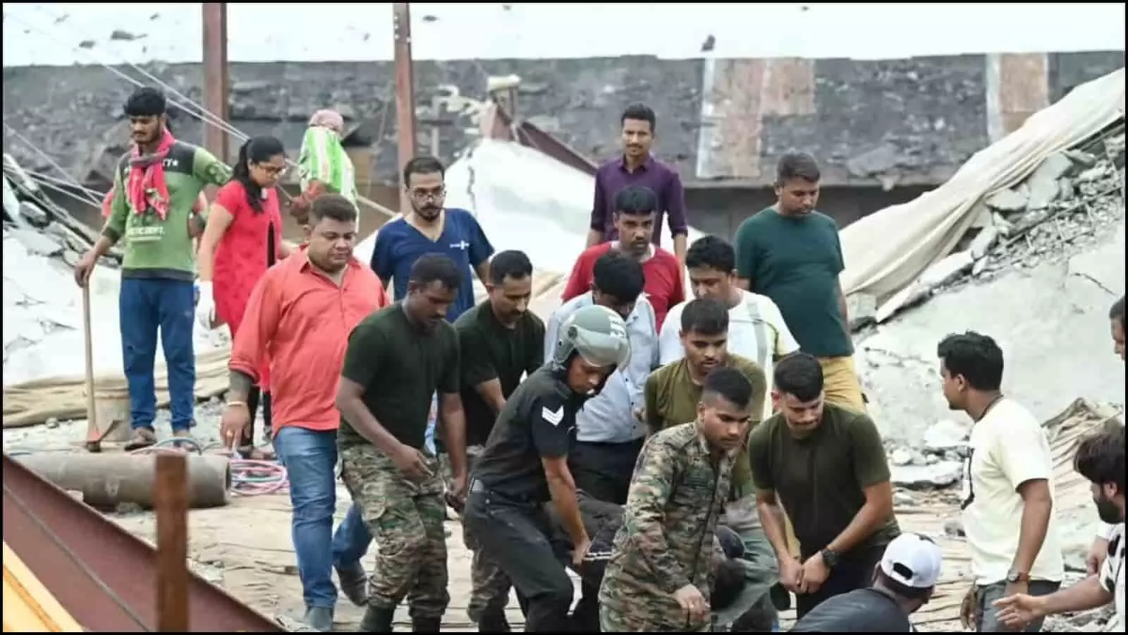 कोलकाता के तारातला में ढहे हुए गोदाम के मलबे से आपदा प्रभावित व्यक्ति को बाहर निकालते एनडीआरएफ के जवान। कोलकाता के तारातला में ढहे हुए गोदाम के मलबे से आपदा प्रभावित व्यक्ति को बाहर निकालते एनडीआरएफ के जवान।