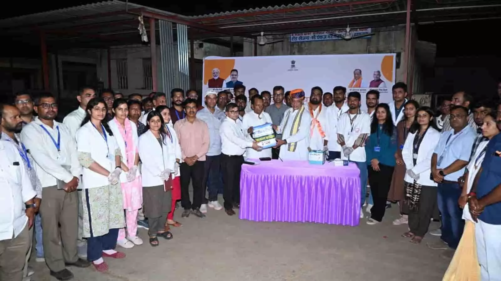 ब्यावर की गौशाला में लम्पी टीकाकरण अभियान के शुभारंभ कार्यक्रम के दौरान मंच पर उपस्थित मंत्री, विधायक और पशुपालन विभाग के अधिकारी व कार्मिक।