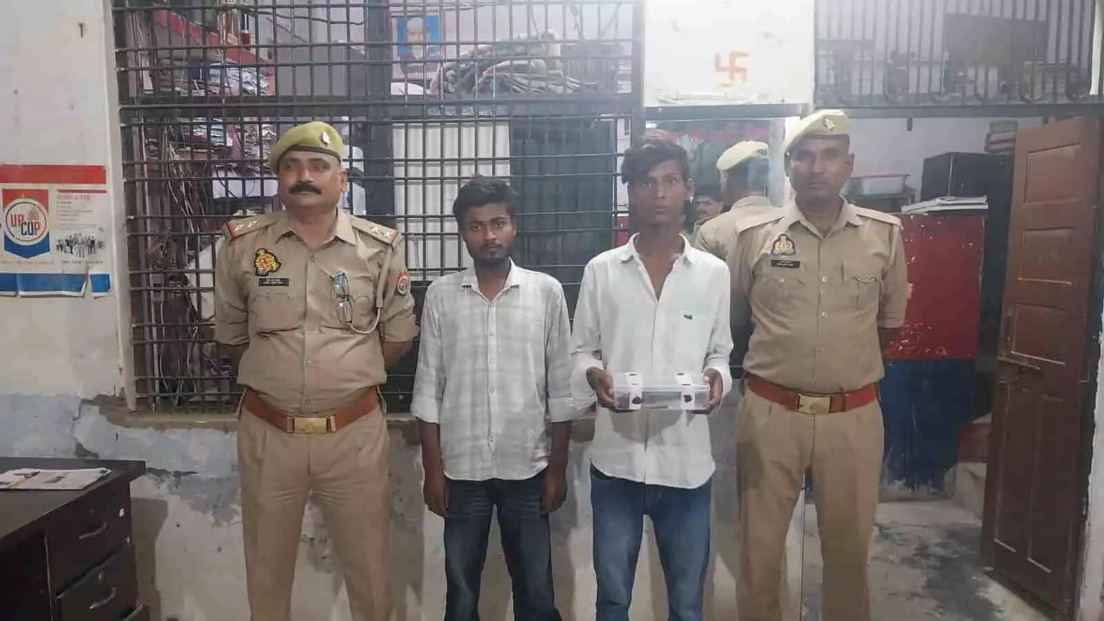 उत्तर प्रदेश पुलिस कर्मियों के साथ खड़े गिरफ्तार आरोपी अरबाज और सुहेल अहमद फाफामऊ थाना परिसर में घटना के खुलासे के संदर्भ में।