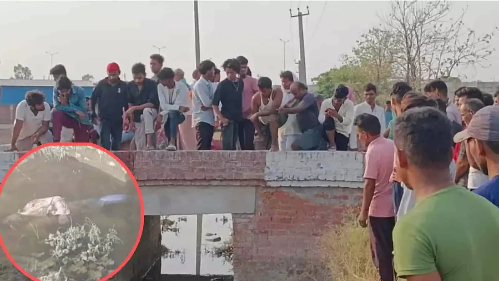 महेंवा गांव की नहर के पास अज्ञात युवक का शव मिलने पर खड़े स्थानीय लोग और पुलिस कर्मी। महेंवा गांव की नहर के पास अज्ञात युवक का शव मिलने पर खड़े स्थानीय लोग और पुलिस कर्मी।