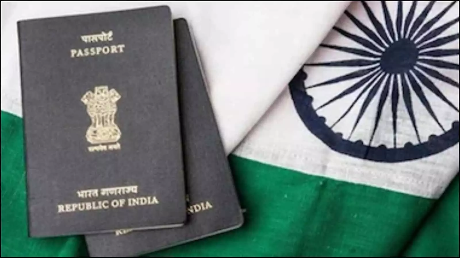 भारतीय तिरंगे झंडे के ऊपर रखे दो भारतीय पासपोर्ट नागरिकता नियमों के संदर्भ में।