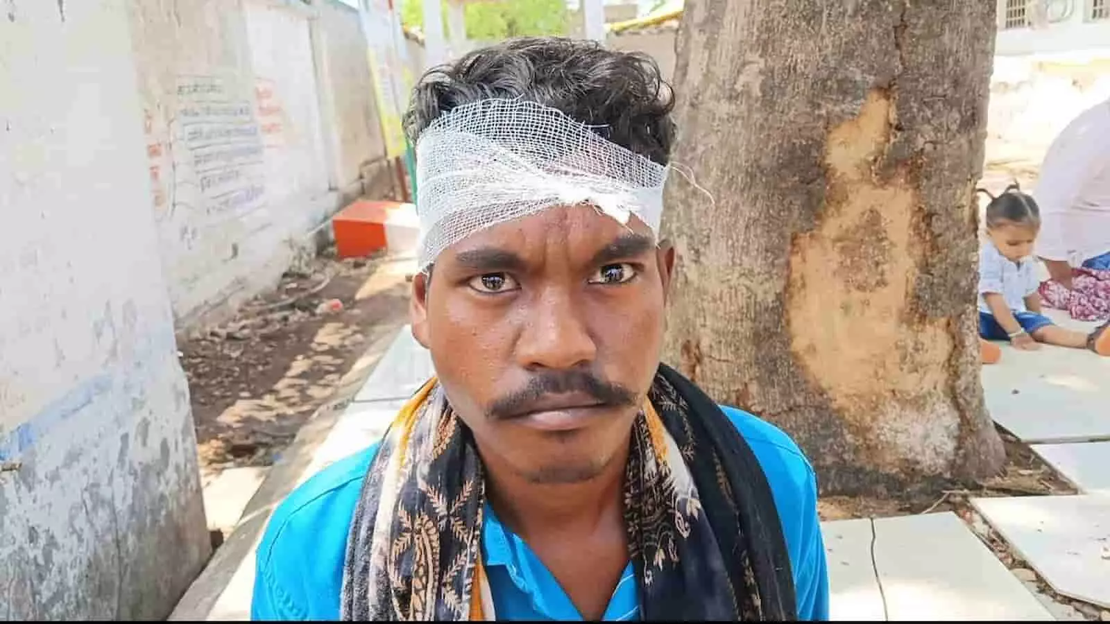 रीठी के मढ़ीया गांव में हिंसक झड़प के बाद घायल युवक के संदर्भ में जांच करती पुलिस। रीठी के मढ़ीया गांव में हिंसक झड़प के बाद घायल युवक के संदर्भ में जांच करती पुलिस।