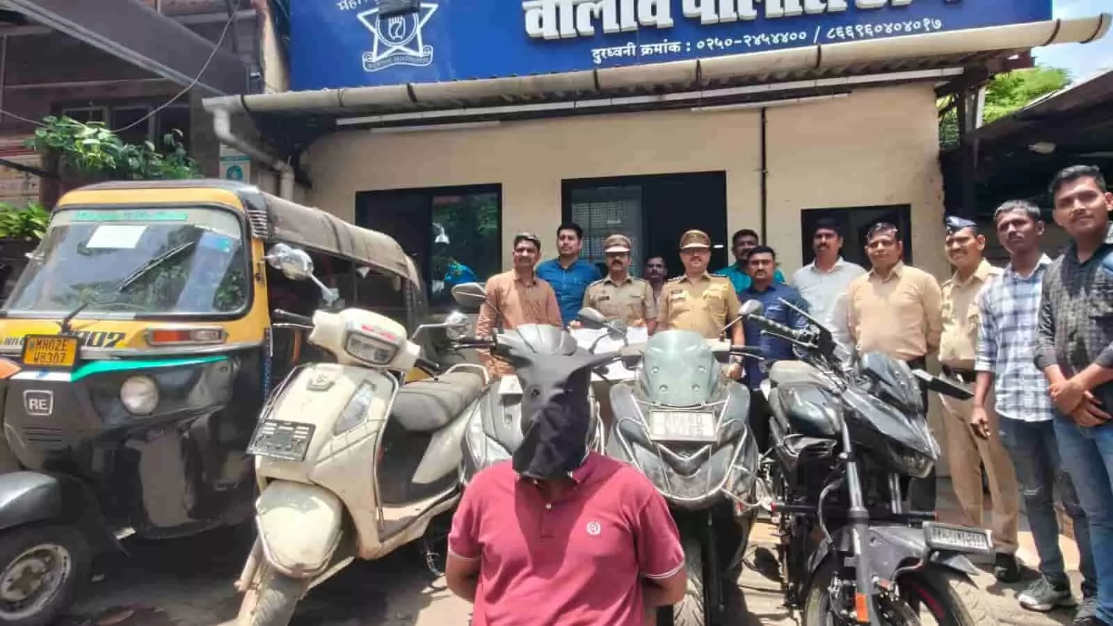 वालीव पुलिस स्टेशन के बाहर खड़े पुलिसकर्मी और हिरासत में लिए गए चोरी के आरोपी। वालीव पुलिस स्टेशन के बाहर खड़े पुलिसकर्मी और हिरासत में लिए गए चोरी के आरोपी।