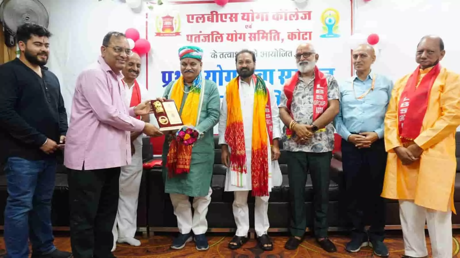 कोटा के एलबीएस स्कूल में आयोजित योग सेवा सम्मान समारोह के दौरान मंच पर उपस्थित अतिथि और गणमान्य लोग। कोटा के एलबीएस स्कूल में आयोजित योग सेवा सम्मान समारोह के दौरान मंच पर उपस्थित अतिथि और गणमान्य लोग।