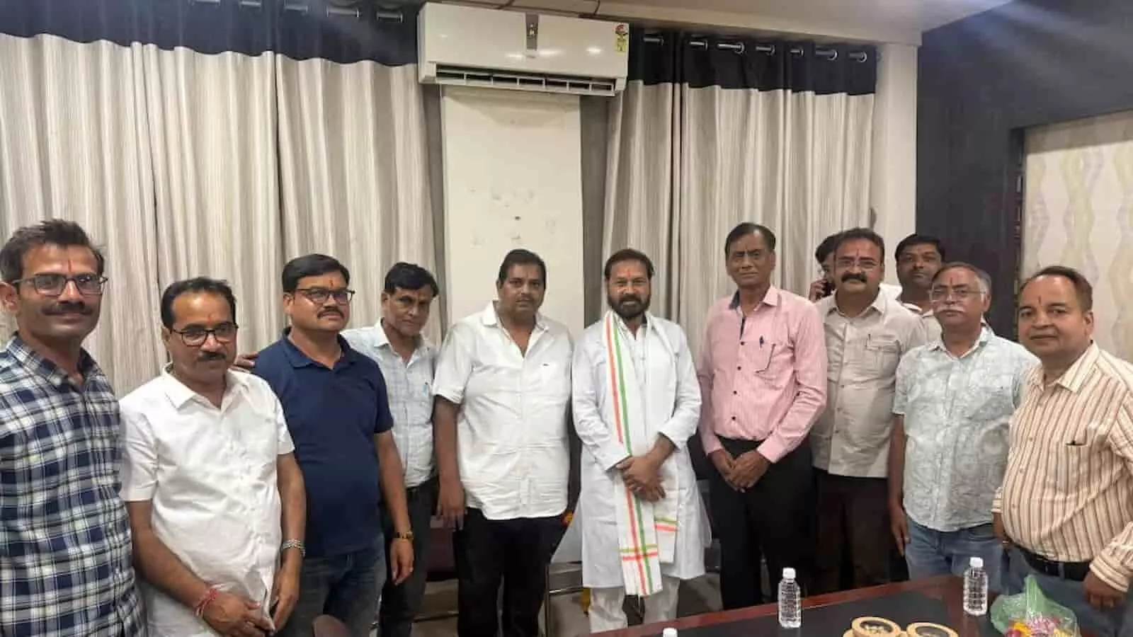 शहरी सेवा शिविर के दौरान प्रशासनिक अधिकारी और स्थानीय नागरिक निरस्त भूखंड बहाली के नए नियमों पर चर्चा करते हुए। शहरी सेवा शिविर के दौरान प्रशासनिक अधिकारी और स्थानीय नागरिक निरस्त भूखंड बहाली के नए नियमों पर चर्चा करते हुए।