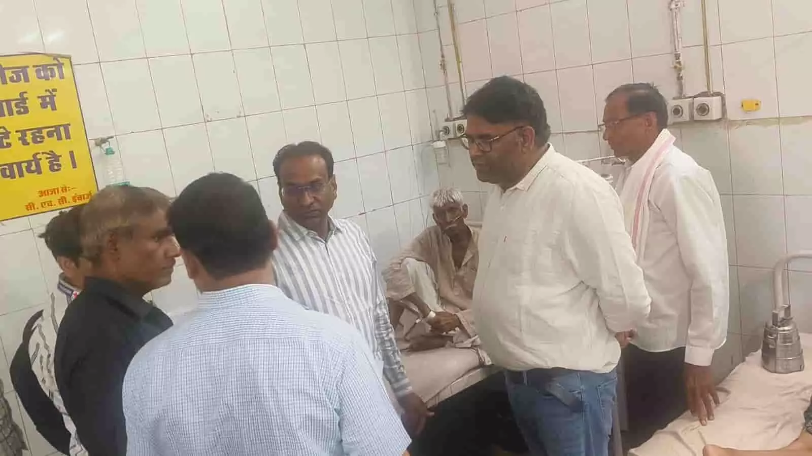 बयाना उप जिला अस्पताल के वार्ड में भर्ती मरीज के पास खड़े होकर व्यवस्थाओं का जायजा लेते भरतपुर जोन के डायरेक्टर अनिल सिसौदिया। बयाना उप जिला अस्पताल के वार्ड में भर्ती मरीज के पास खड़े होकर व्यवस्थाओं का जायजा लेते भरतपुर जोन के डायरेक्टर अनिल सिसौदिया।
