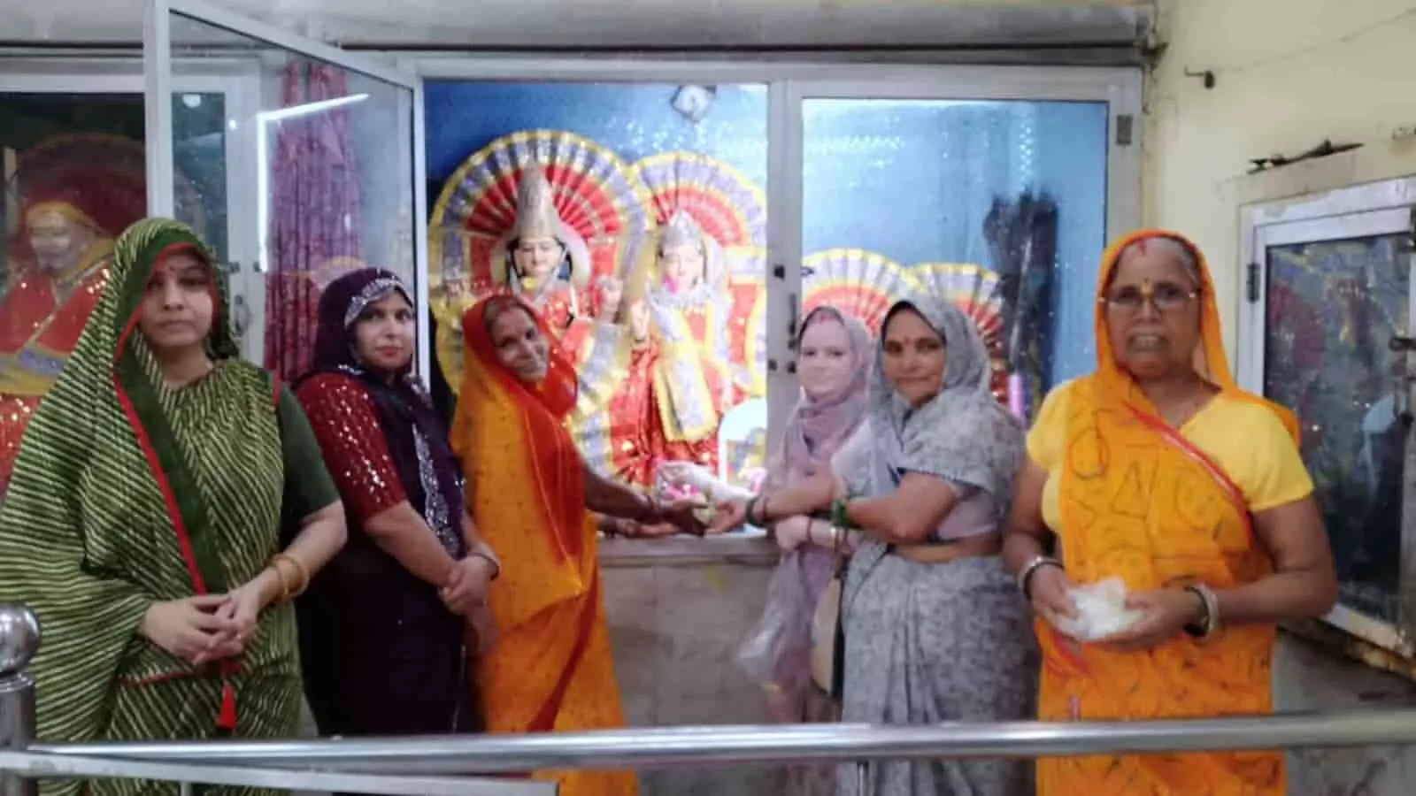 भुसावर के मंदिर में निर्जला एकादशी पर भगवान की मूर्ति के सामने खड़ी महिला श्रद्धालु। भुसावर के मंदिर में निर्जला एकादशी पर भगवान की मूर्ति के सामने खड़ी महिला श्रद्धालु।