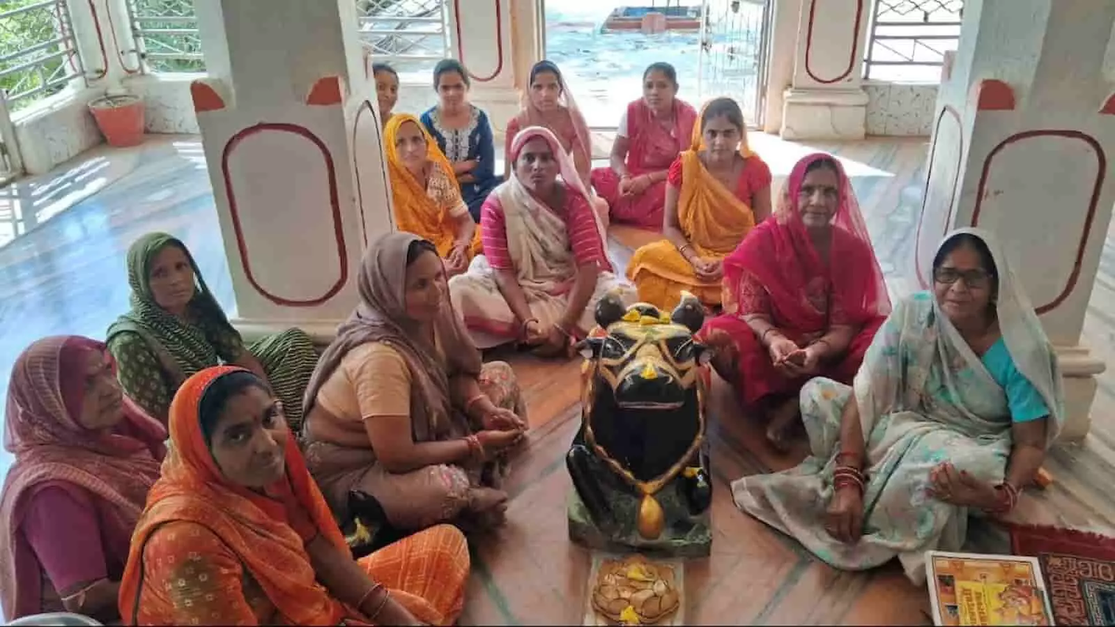 खेरवाड़ा के मंदिर में नंदी प्रतिमा के पास बैठकर निर्जला एकादशी की कथा सुनतीं महिला श्रद्धालु। खेरवाड़ा के मंदिर में नंदी प्रतिमा के पास बैठकर निर्जला एकादशी की कथा सुनतीं महिला श्रद्धालु।