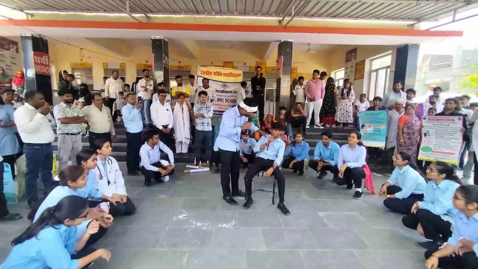 राजकीय सामान्य चिकित्सालय सवाई माधोपुर परिसर में नशा मुक्ति जागरूकता के लिए नुक्कड़ नाटक प्रस्तुत करते नर्सिंग कॉलेज के विद्यार्थी। राजकीय सामान्य चिकित्सालय सवाई माधोपुर परिसर में नशा मुक्ति जागरूकता के लिए नुक्कड़ नाटक प्रस्तुत करते नर्सिंग कॉलेज के विद्यार्थी।