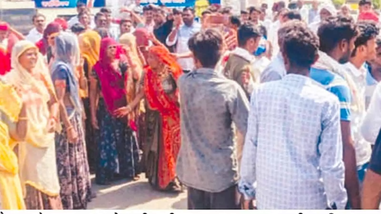 सहाड़ा उपखंड कार्यालय के बाहर प्रदर्शन करते ग्रामीण और समाज के लोग जो युवक की संदिग्ध मौत की जांच की मांग कर रहे हैं। सहाड़ा उपखंड कार्यालय के बाहर प्रदर्शन करते ग्रामीण और समाज के लोग जो युवक की संदिग्ध मौत की जांच की मांग कर रहे हैं।