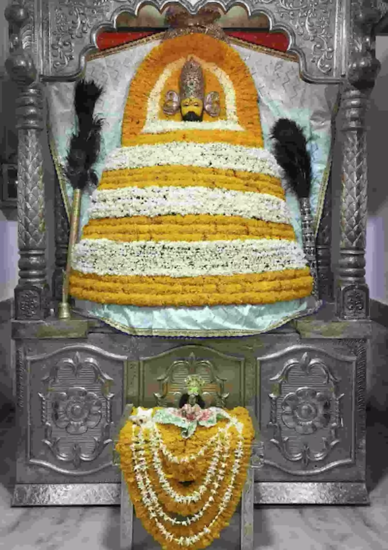 काशीपुरी धाम स्थित श्री श्याम मंदिर में फूलों से सजाया गया बाबा श्याम का विग्रह रूप। काशीपुरी धाम स्थित श्री श्याम मंदिर में फूलों से सजाया गया बाबा श्याम का विग्रह रूप।