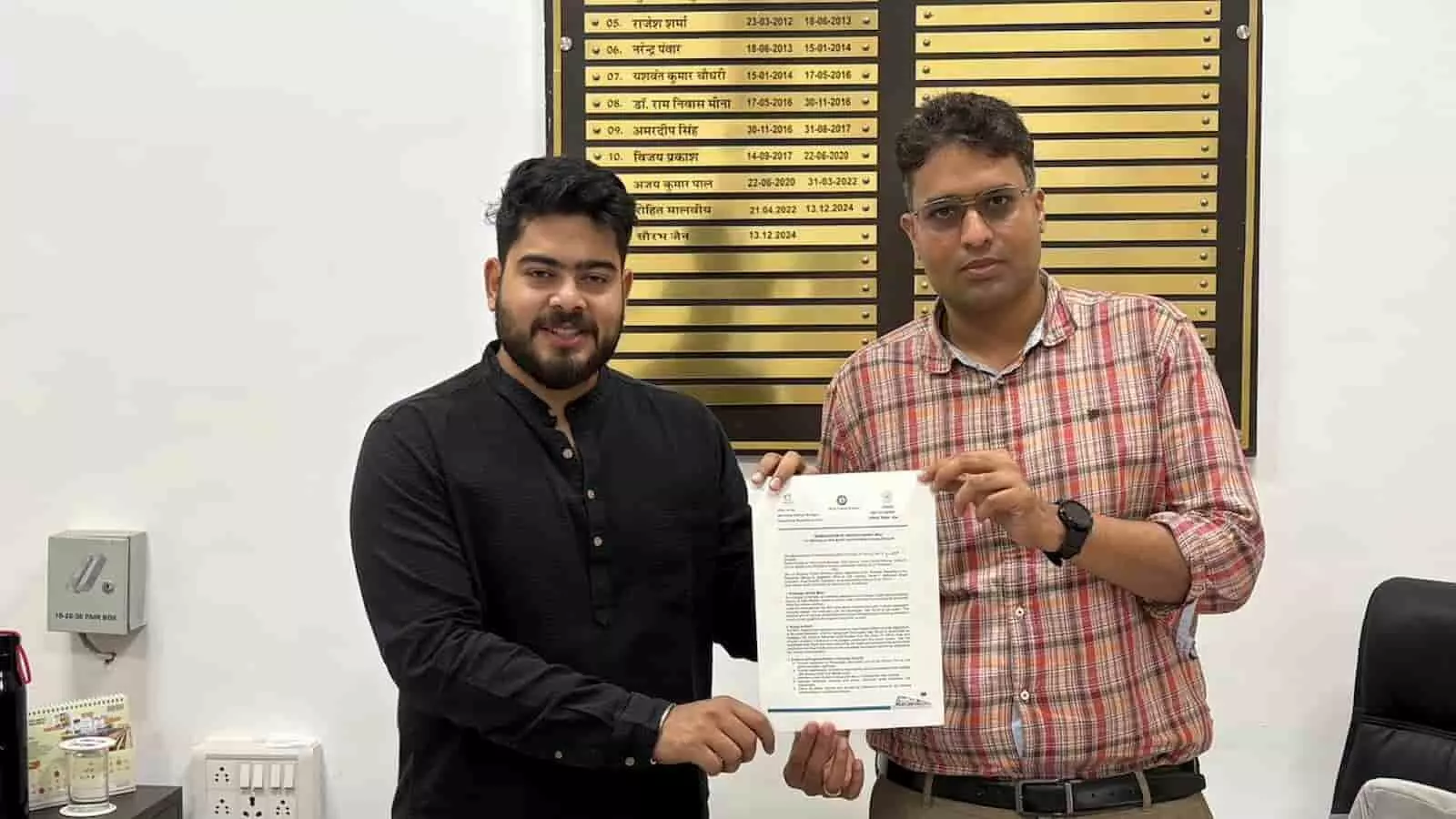 कोटा रेल मंडल कार्यालय में अधिकारी और समाजसेवी संस्था के प्रतिनिधि हाथ में एमओयू दस्तावेज पकड़े हुए दिख रहे हैं। कोटा रेल मंडल कार्यालय में अधिकारी और समाजसेवी संस्था के प्रतिनिधि हाथ में एमओयू दस्तावेज पकड़े हुए दिख रहे हैं।