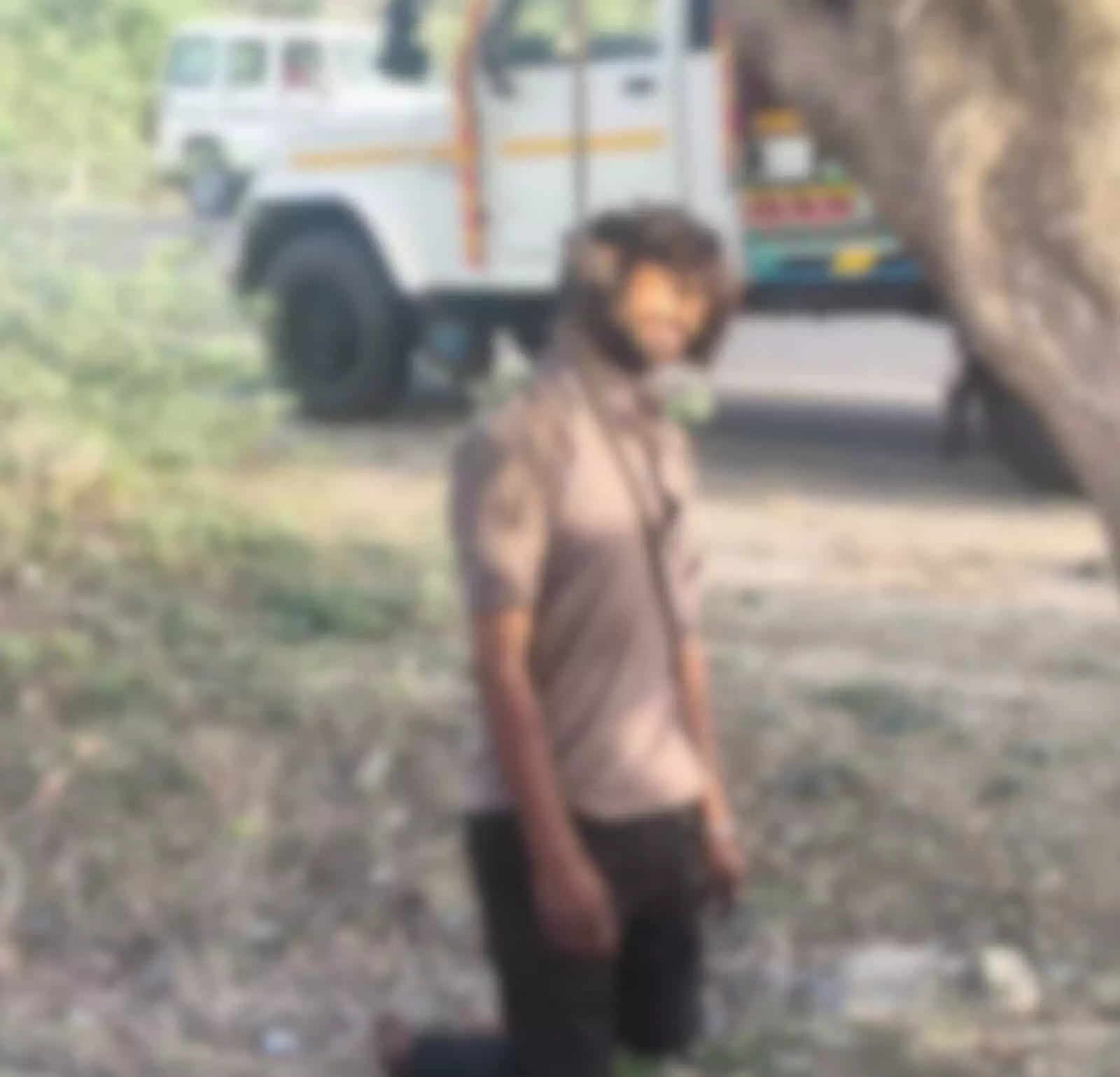 बदनोर में राष्ट्रीय राजमार्ग पर कॉलेज के पास युवक का पेड़ से लटका हुआ धुंधला शव दिख रहा है। बदनोर में राष्ट्रीय राजमार्ग पर कॉलेज के पास युवक का पेड़ से लटका हुआ धुंधला शव दिख रहा है।