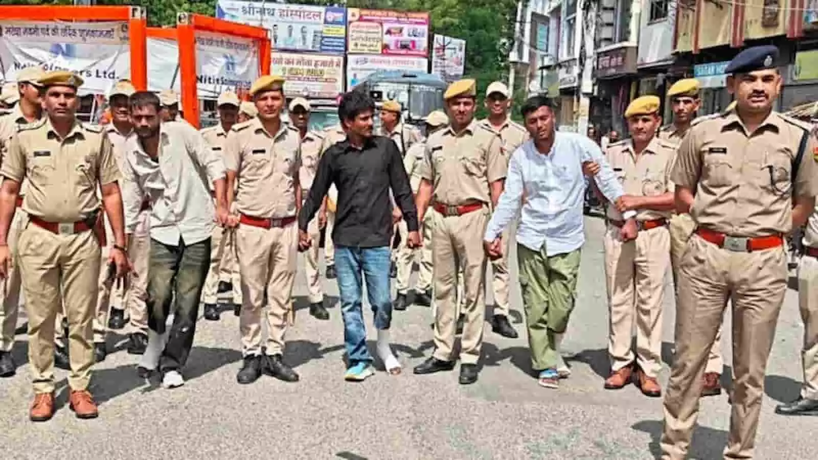 भीलवाड़ा में पुलिसकर्मी अपहरण और फिरौती के आरोपी तीन युवकों को पकड़कर सड़क पर पैदल ले जा रहे हैं। भीलवाड़ा में पुलिसकर्मी अपहरण और फिरौती के आरोपी तीन युवकों को पकड़कर सड़क पर पैदल ले जा रहे हैं।