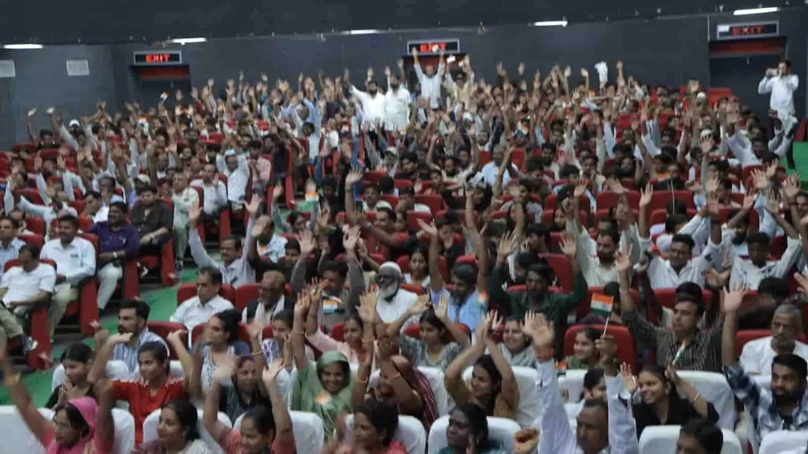 भीलवाड़ा के महाराणा प्रताप सभागार में कांग्रेस के कार्यक्रम के दौरान हॉल में बैठे युवा और नागरिक हाथ उठाकर समर्थन जताते हुए। भीलवाड़ा के महाराणा प्रताप सभागार में कांग्रेस के कार्यक्रम के दौरान हॉल में बैठे युवा और नागरिक हाथ उठाकर समर्थन जताते हुए।
