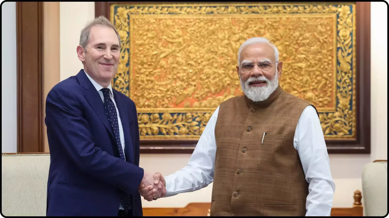 एक कमरे में अमेज़न के सीईओ एंडी जैसी और प्रधानमंत्री नरेंद्र मोदी नई दिल्ली में हाथ मिलाते हुए दिख रहे हैं। एक कमरे में अमेज़न के सीईओ एंडी जैसी और प्रधानमंत्री नरेंद्र मोदी नई दिल्ली में हाथ मिलाते हुए दिख रहे हैं।