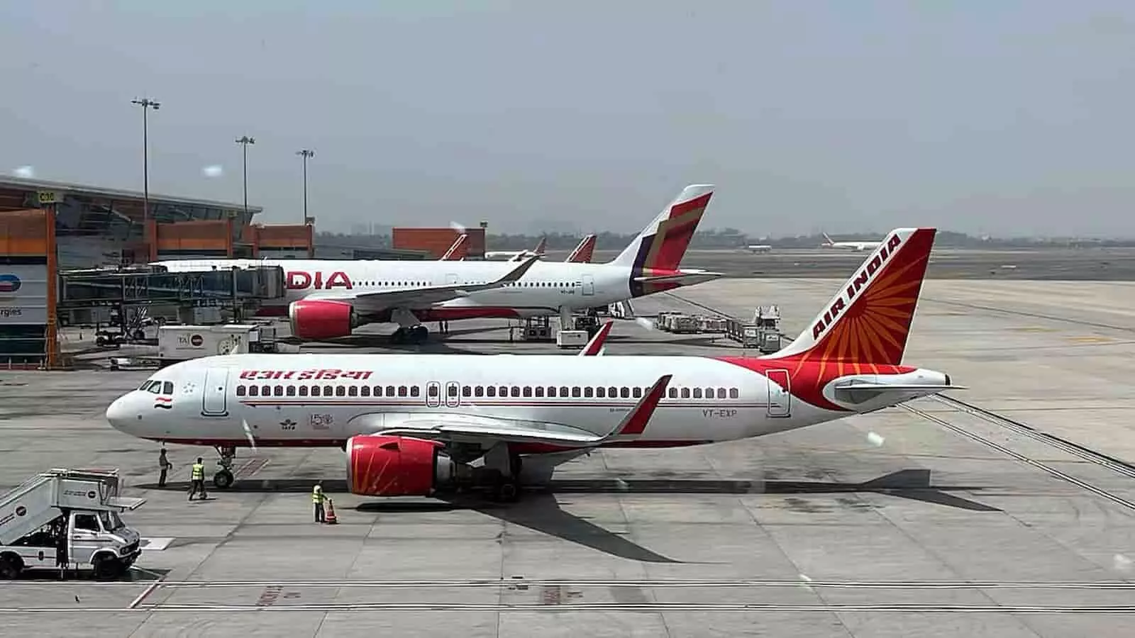 तस्वीर में वाराणसी हवाई अड्डे पर खड़े एयर इंडिया के विमान दिख रहे हैं। तस्वीर में वाराणसी हवाई अड्डे पर खड़े एयर इंडिया के विमान दिख रहे हैं।