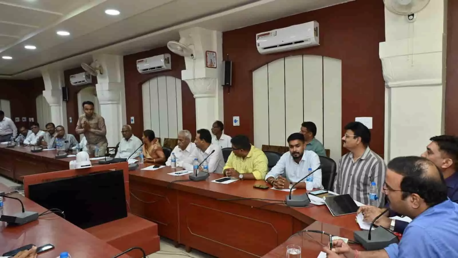 बीकानेर कलक्टर सभागार में अधिकारियों और जैन समुदाय के प्रतिनिधियों की उपस्थिति में आयोजित समिति की बैठक। बीकानेर कलक्टर सभागार में अधिकारियों और जैन समुदाय के प्रतिनिधियों की उपस्थिति में आयोजित समिति की बैठक।