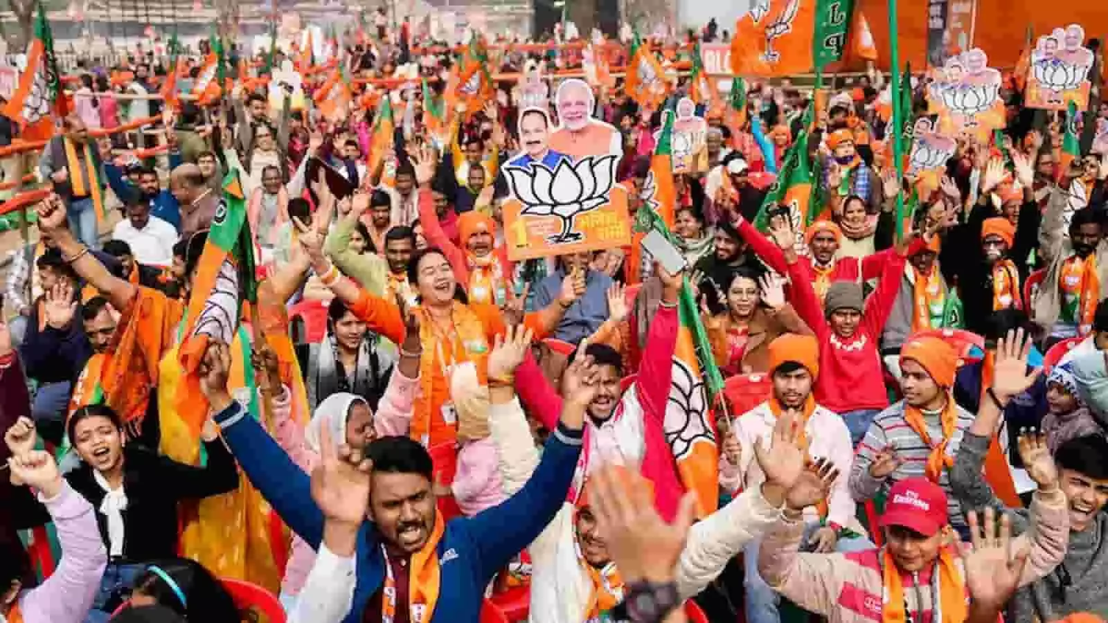 तस्वीर में यूपी में भाजपा कार्यकर्ता आगामी चुनाव की तैयारियों को लेकर संगठनात्मक बदलाव के बाद उत्साहित दिख रहे हैं। तस्वीर में यूपी में भाजपा कार्यकर्ता आगामी चुनाव की तैयारियों को लेकर संगठनात्मक बदलाव के बाद उत्साहित दिख रहे हैं।