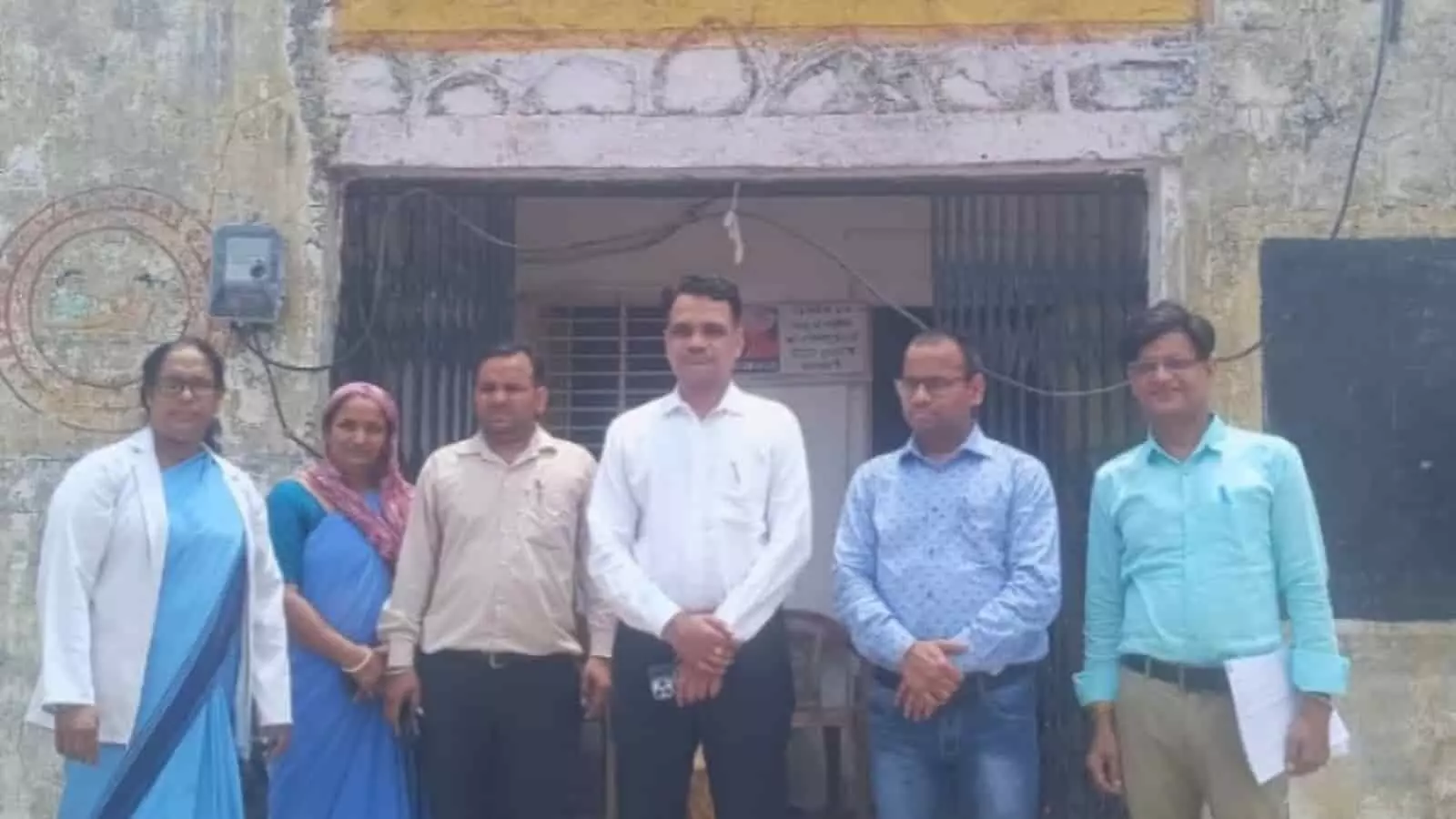 चिकित्सा संस्थान के बाहर खड़े राज्य प्रभारी अधिकारी डॉ. सतीश कुमार शर्मा और अन्य स्वास्थ्य कर्मी चिकित्सा संस्थान के बाहर खड़े राज्य प्रभारी अधिकारी डॉ. सतीश कुमार शर्मा और अन्य स्वास्थ्य कर्मी
