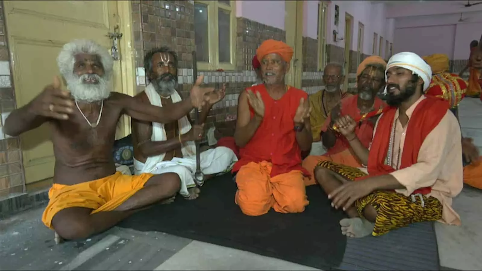 तस्वीर में जम्मू के राम मंदिर में अमरनाथ यात्रा के लिए आए नेपाल के साधु दिख रहे हैं। तस्वीर में जम्मू के राम मंदिर में अमरनाथ यात्रा के लिए आए नेपाल के साधु दिख रहे हैं।