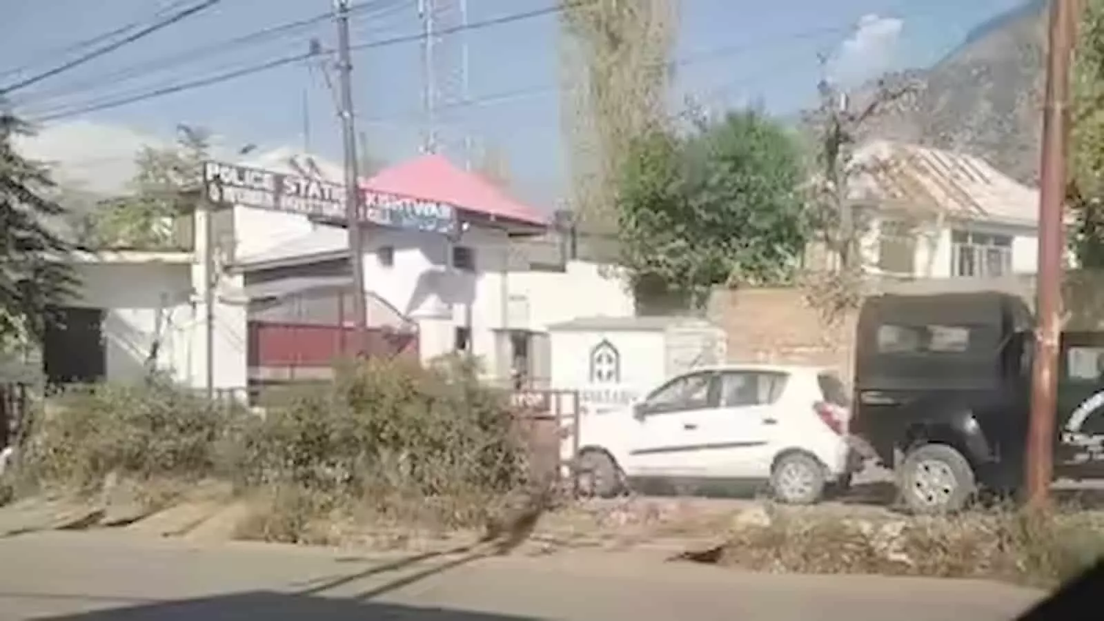 तस्वीर में किश्तवाड़ का अथोली पुलिस स्टेशन दिख रहा है जहां सेना और पुलिस के बीच झड़प हुई। तस्वीर में किश्तवाड़ का अथोली पुलिस स्टेशन दिख रहा है जहां सेना और पुलिस के बीच झड़प हुई।