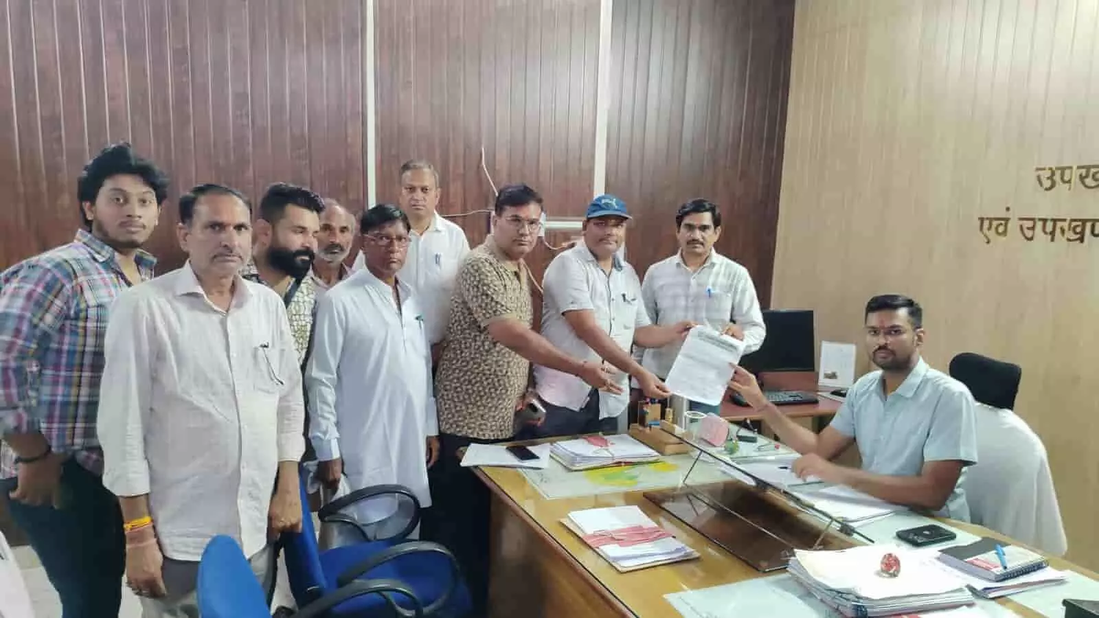तस्वीर में ब्राह्मण कल्याण परिषद के सदस्य बारां में ज्ञापन सौंपते हुए दिख रहे हैं। तस्वीर में ब्राह्मण कल्याण परिषद के सदस्य बारां में ज्ञापन सौंपते हुए दिख रहे हैं।