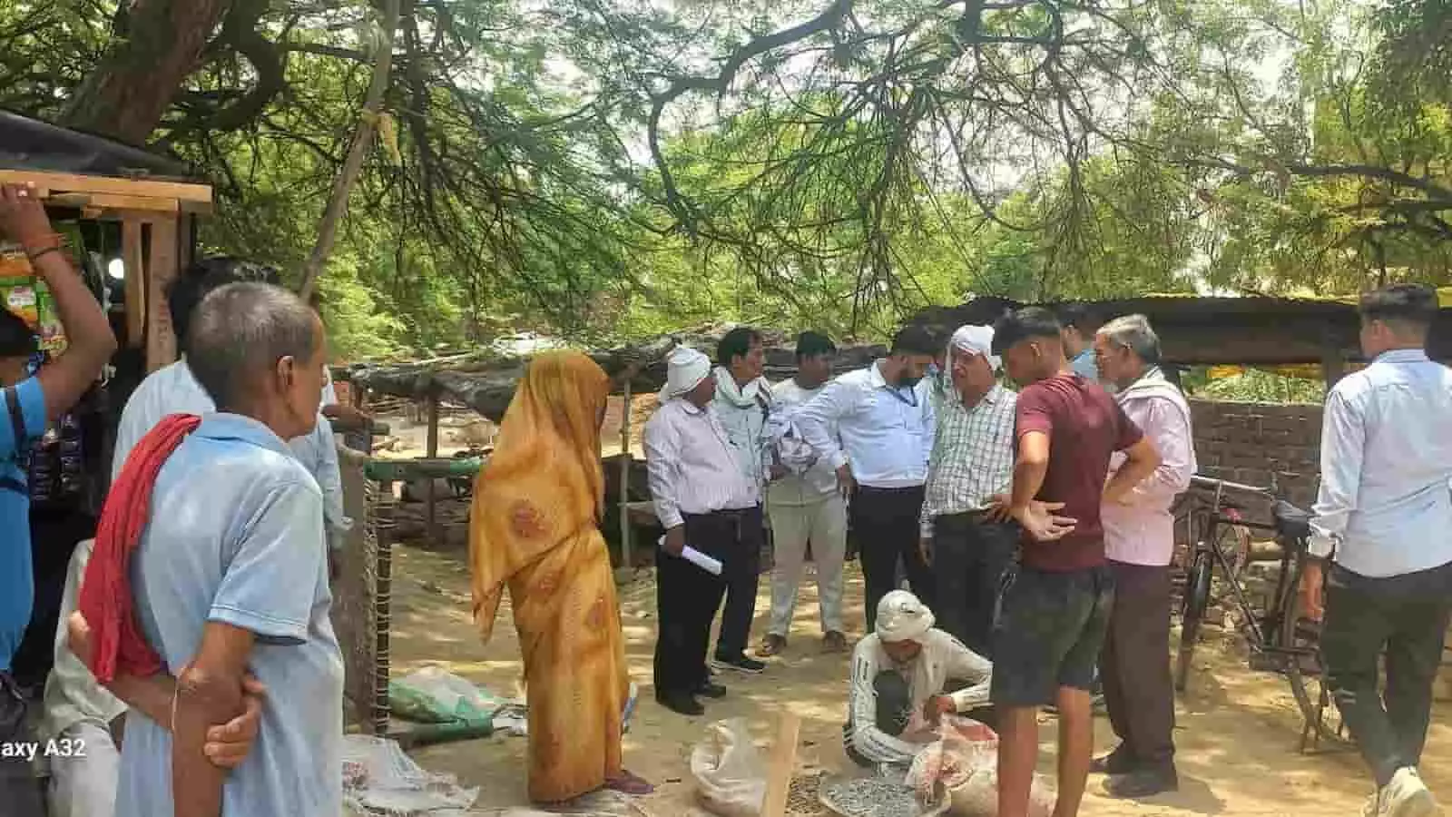 तिर्वा के महसोनापुर में बैंक और तहसील अधिकारी बकायेदार किसानों को नोटिस देते हुए। तिर्वा के महसोनापुर में बैंक और तहसील अधिकारी बकायेदार किसानों को नोटिस देते हुए।