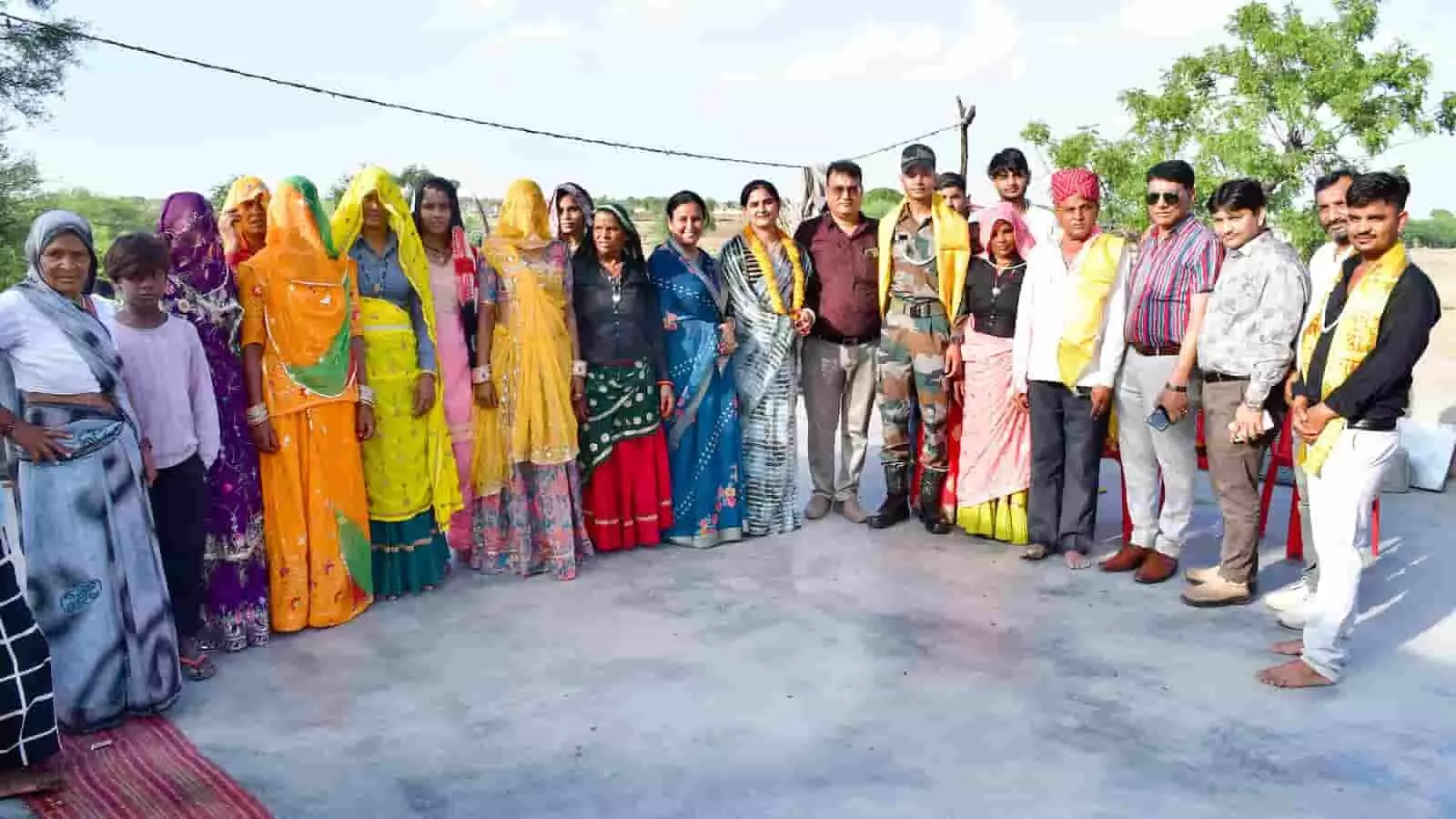 टोंक के बेरखंडी गांव में सैन्य वर्दी पहने अग्निवीर भगवान सिंह खारवाल के स्वागत समारोह में उपस्थित ग्रामीण और परिजन। टोंक के बेरखंडी गांव में सैन्य वर्दी पहने अग्निवीर भगवान सिंह खारवाल के स्वागत समारोह में उपस्थित ग्रामीण और परिजन।