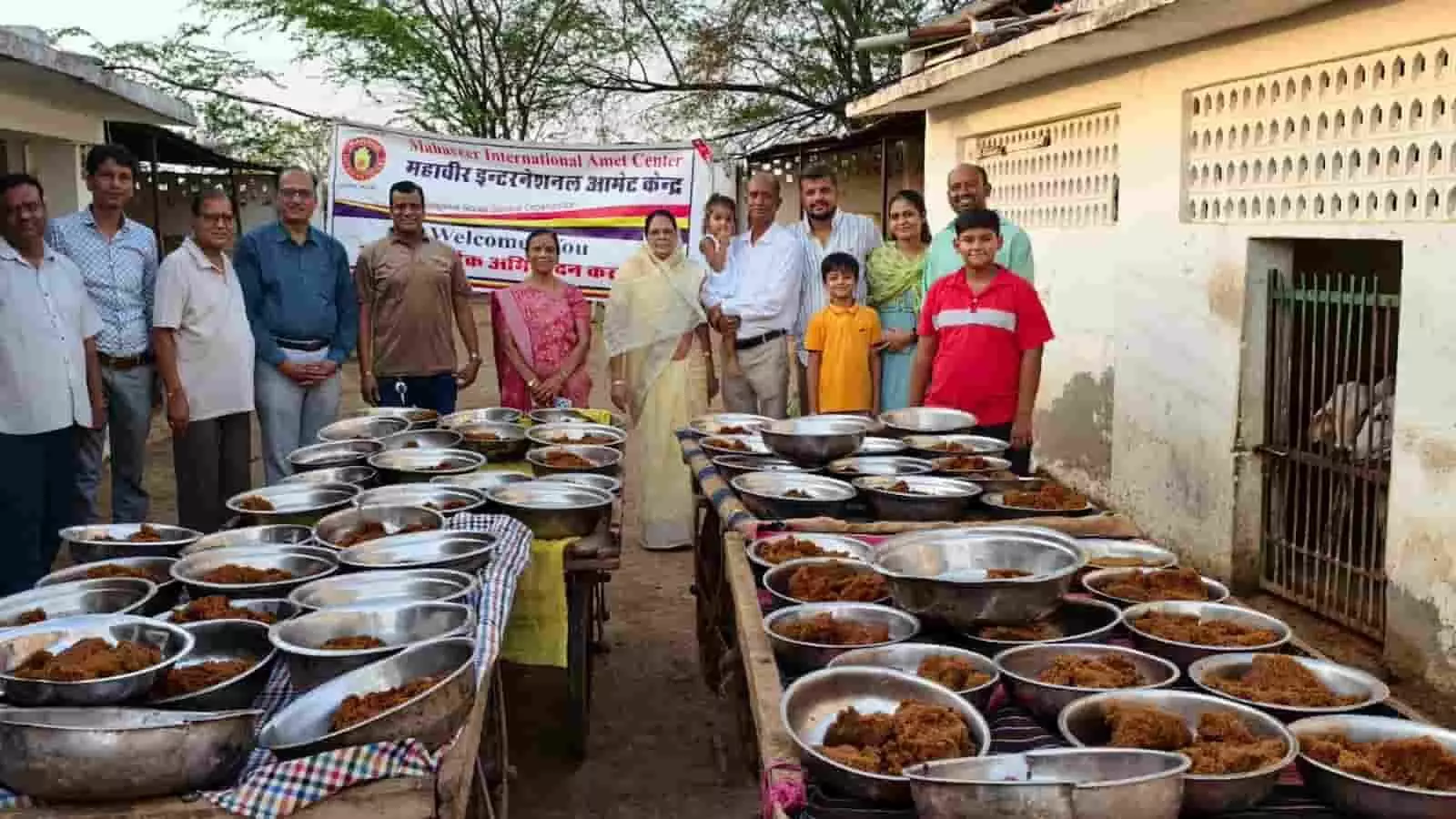जयसिंह श्याम गौशाला में कांसे के बर्तनों में रखी लापसी के सामने खड़े महावीर इंटरनेशनल आमेट के पदाधिकारी। जयसिंह श्याम गौशाला में कांसे के बर्तनों में रखी लापसी के सामने खड़े महावीर इंटरनेशनल आमेट के पदाधिकारी।