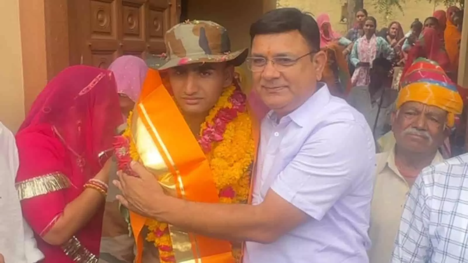 देवाजी का गुड़ा गांव में अग्निवीर महेंद्रपाल सिंह चुंडावत का स्वागत करते विधायक सुरेंद्र सिंह राठौड़ देवाजी का गुड़ा गांव में अग्निवीर महेंद्रपाल सिंह चुंडावत का स्वागत करते विधायक सुरेंद्र सिंह राठौड़