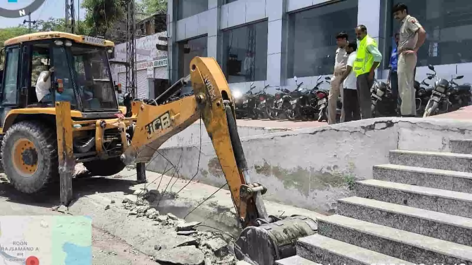 राजनगर में राष्ट्रीय राजमार्ग के किनारे बंद पड़ी नाली से जेसीबी मशीन द्वारा अतिक्रमण और कचरा हटाने का कार्य किया जा रहा है। राजनगर में राष्ट्रीय राजमार्ग के किनारे बंद पड़ी नाली से जेसीबी मशीन द्वारा अतिक्रमण और कचरा हटाने का कार्य किया जा रहा है।