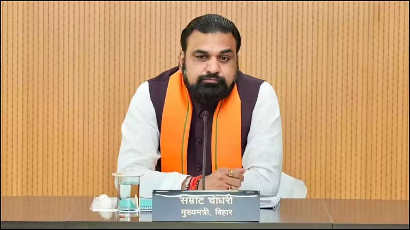 मंच पर भाषण देते हुए बिहार के मुख्यमंत्री सम्राट चौधरी पटना में भोजपुर एनकाउंटर मामले पर बोलते हुए।