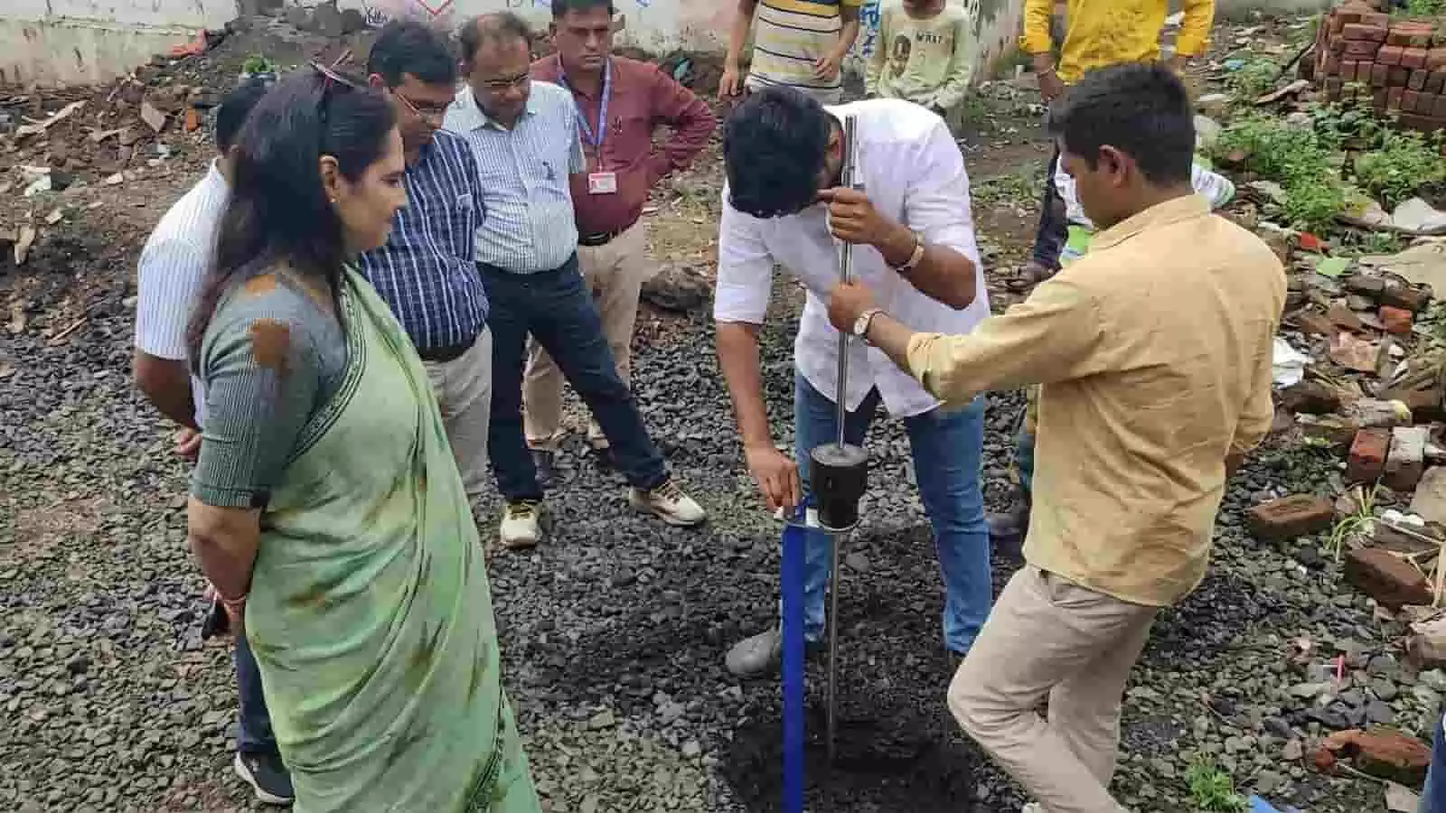 नाशिक में निर्माण स्थल पर पथरीली जमीन की खुदाई करते लोग और अधिकारी। नाशिक में निर्माण स्थल पर पथरीली जमीन की खुदाई करते लोग और अधिकारी।
